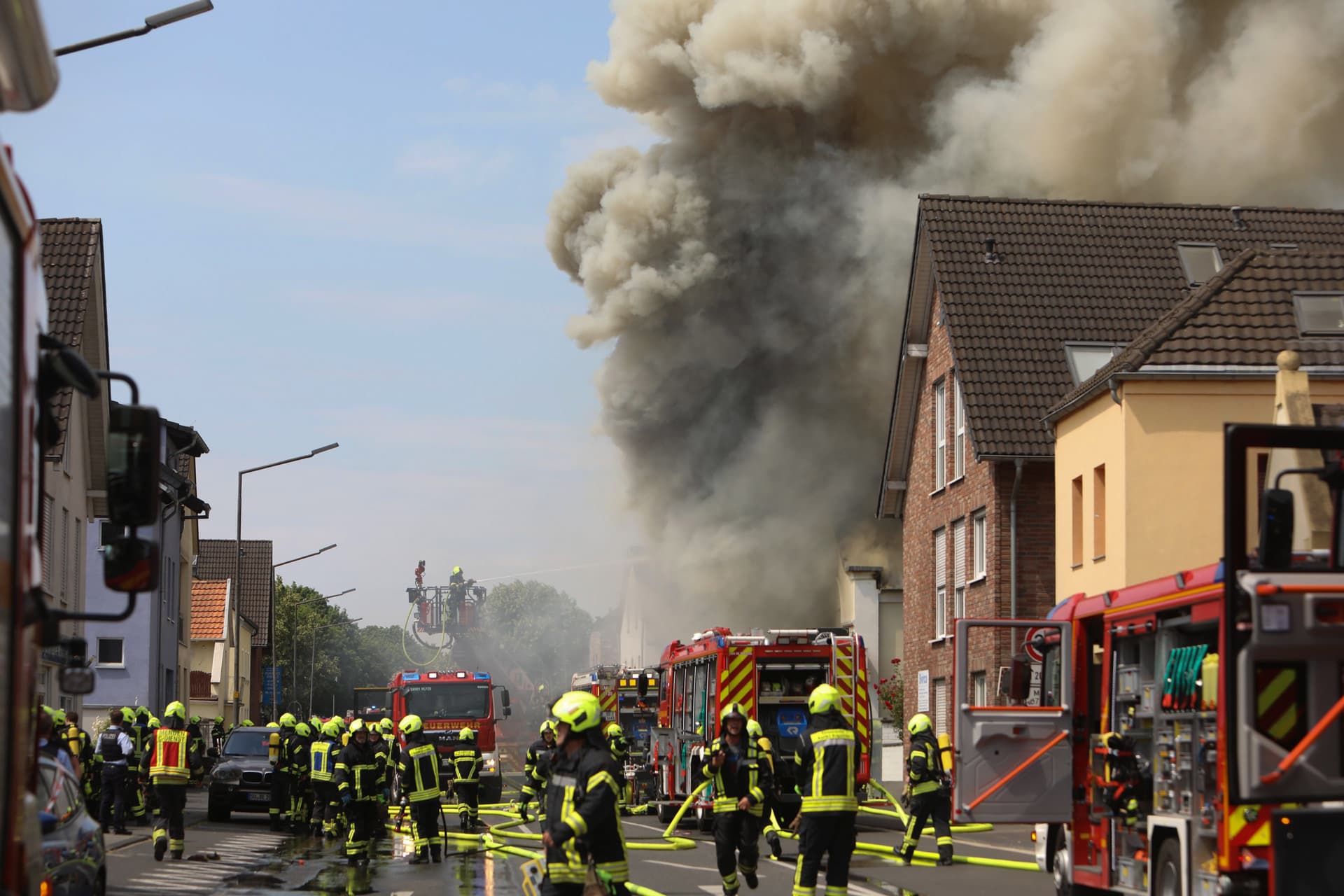 Tragödie nach Brand in Motorrad-Laden: Zwei Feuerwehrleute tot