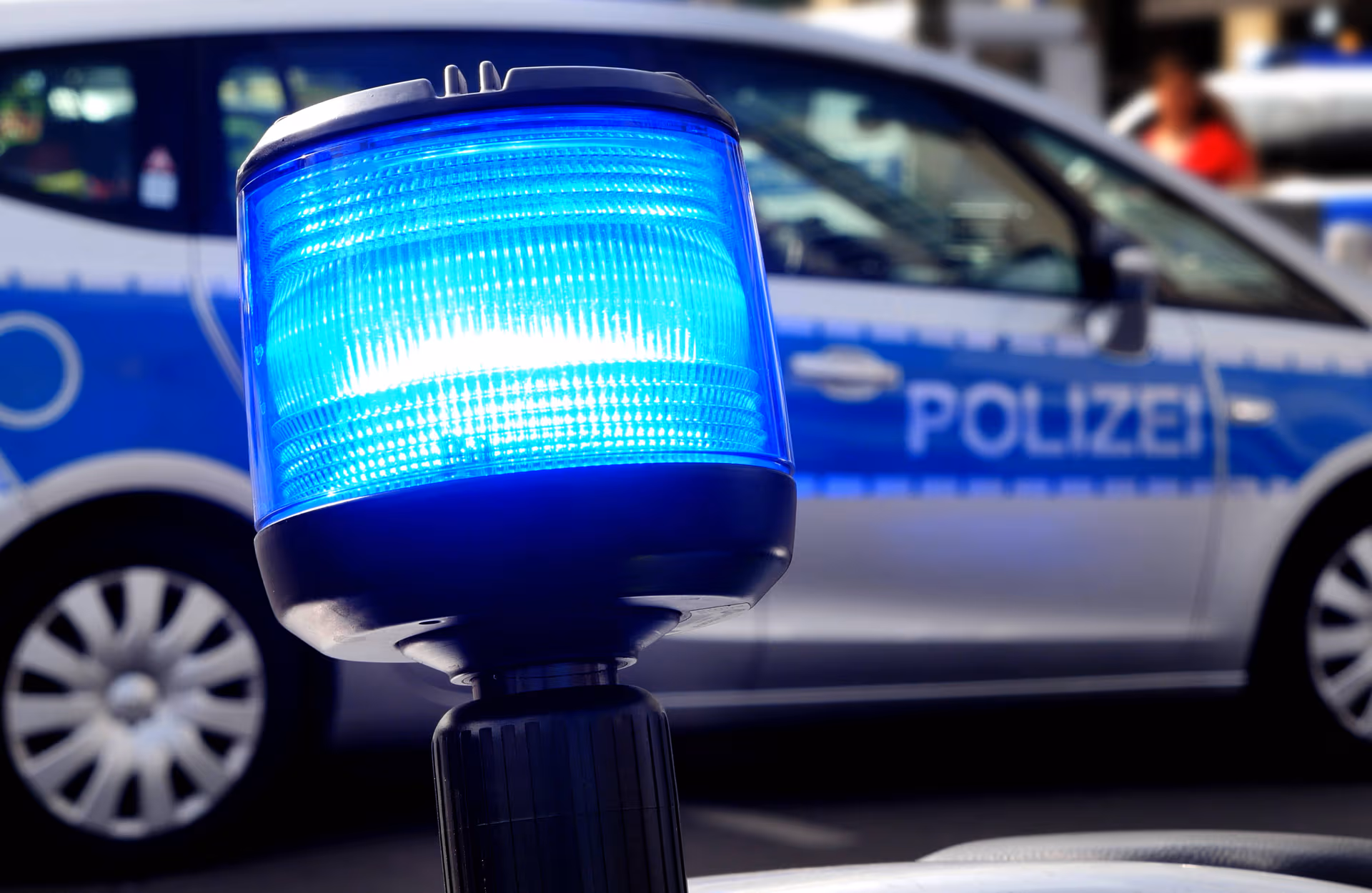 Mitten in Dresden: Versuchte Vergewaltigung an S-Bahnhaltestelle – Triebtäter auf der Flucht