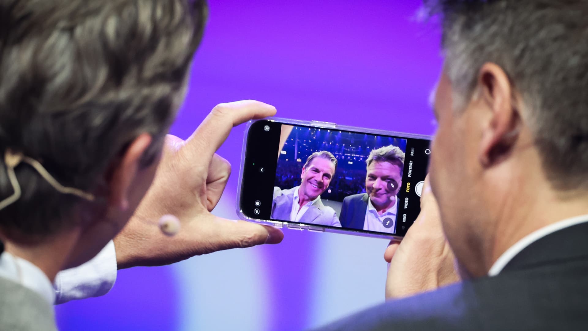 Habeck kennt mal wieder nicht den Preis: „So ein iPhone kostet, weiß ich nicht, teuer“
