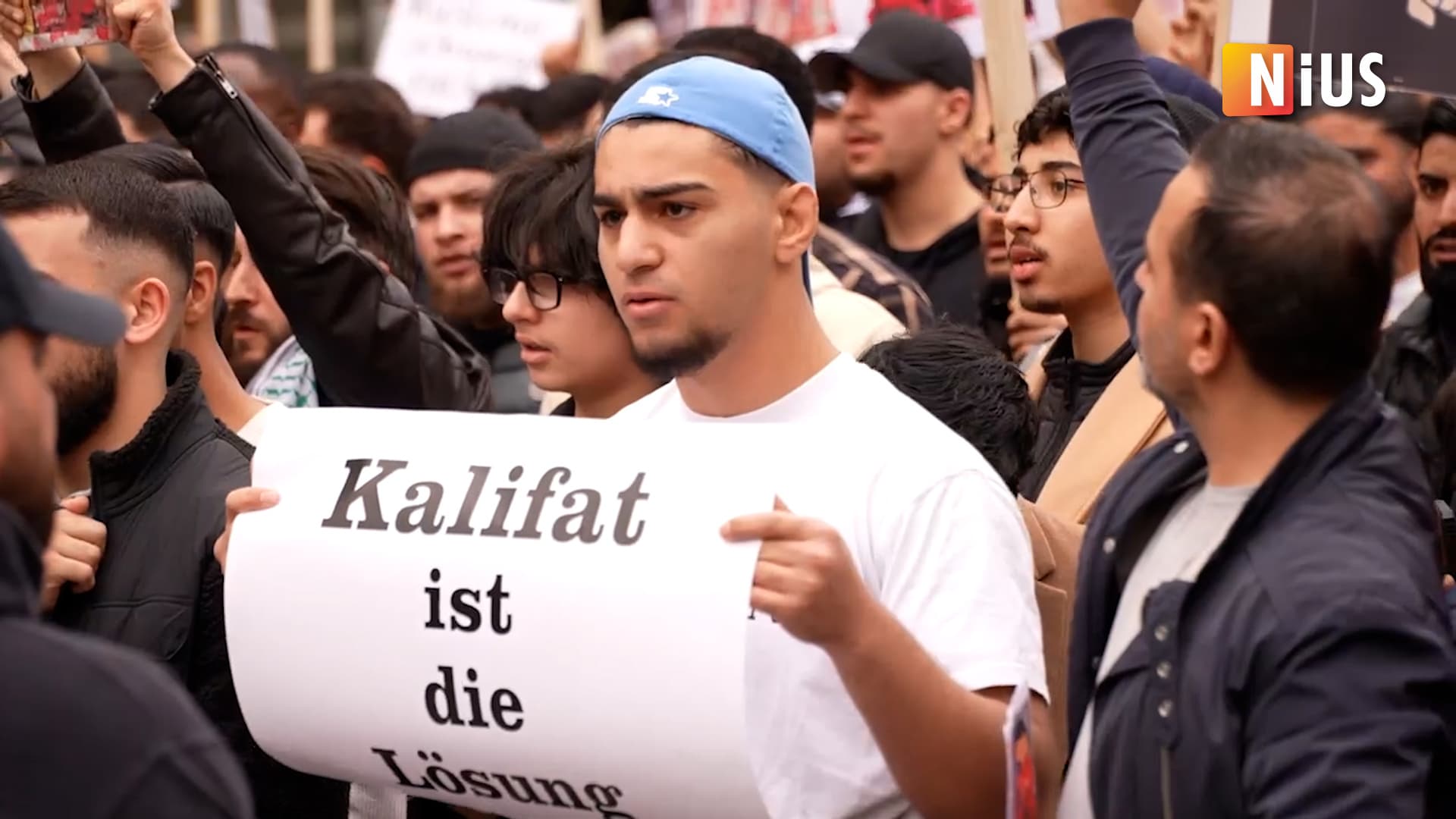 „Demo blieb friedlich”, das Wort „Kalifat” nicht in der Überschrift! So verharmlost die Tagesschau den Islamisten-Aufmarsch von Hamburg!