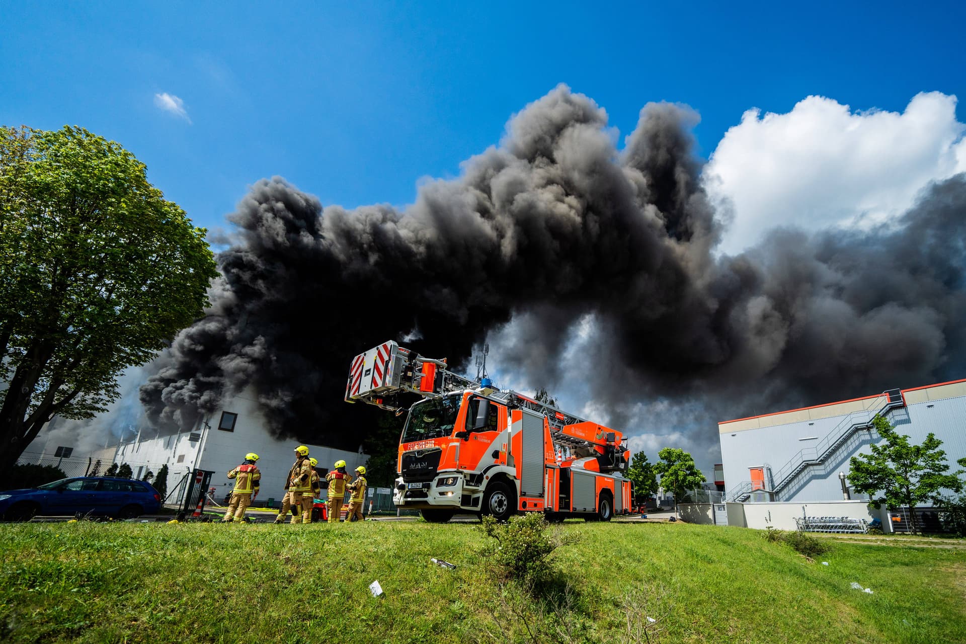 Fenster und Türen geschlossen halten! Großbrand in Berliner Metallfabrik