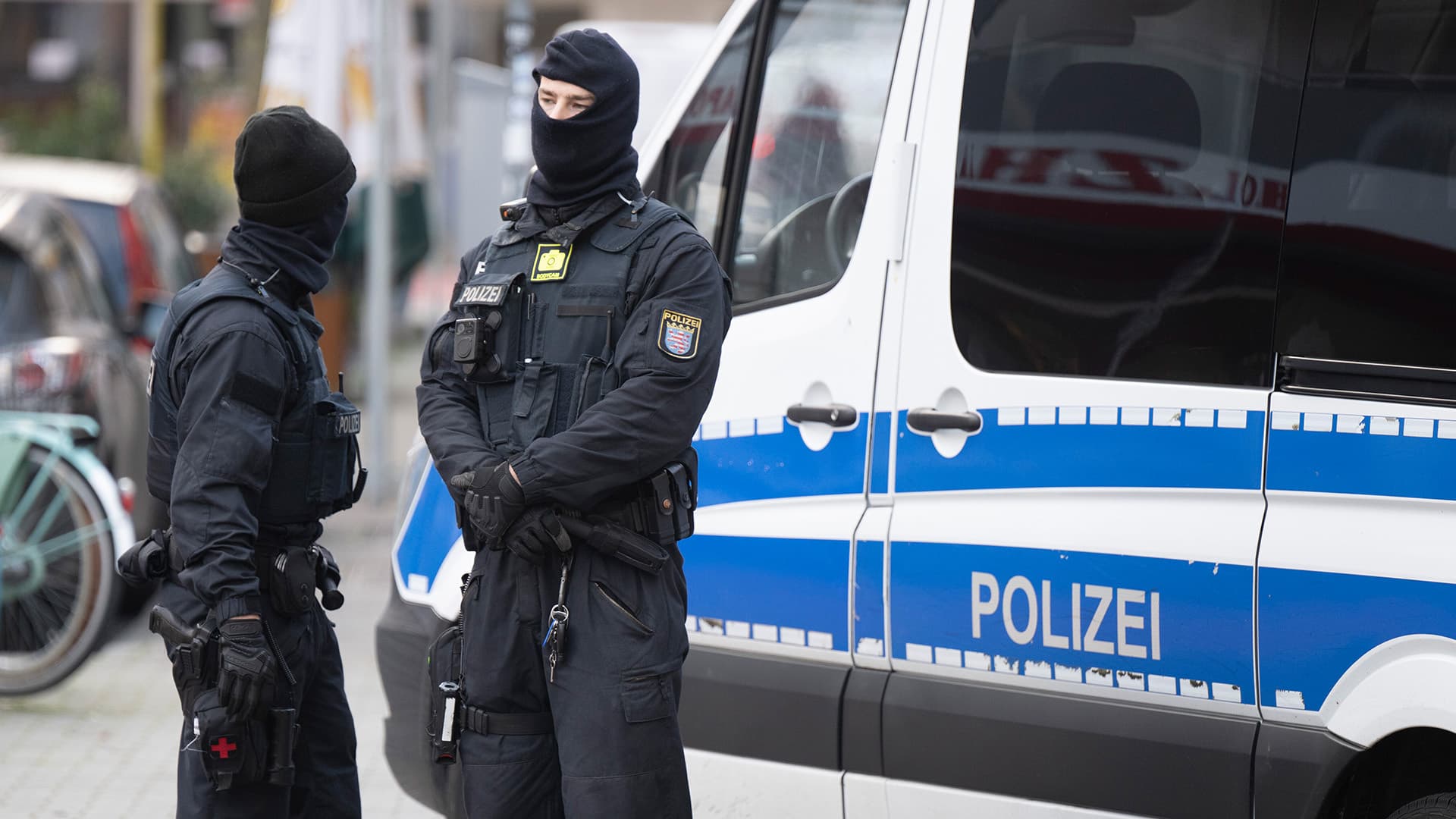 Verdacht auf Körperverletzung, Strafvereitelung im Amt und Verfolgung Unschuldiger: Razzia bei 17 Polizisten in Frankfurt am Main