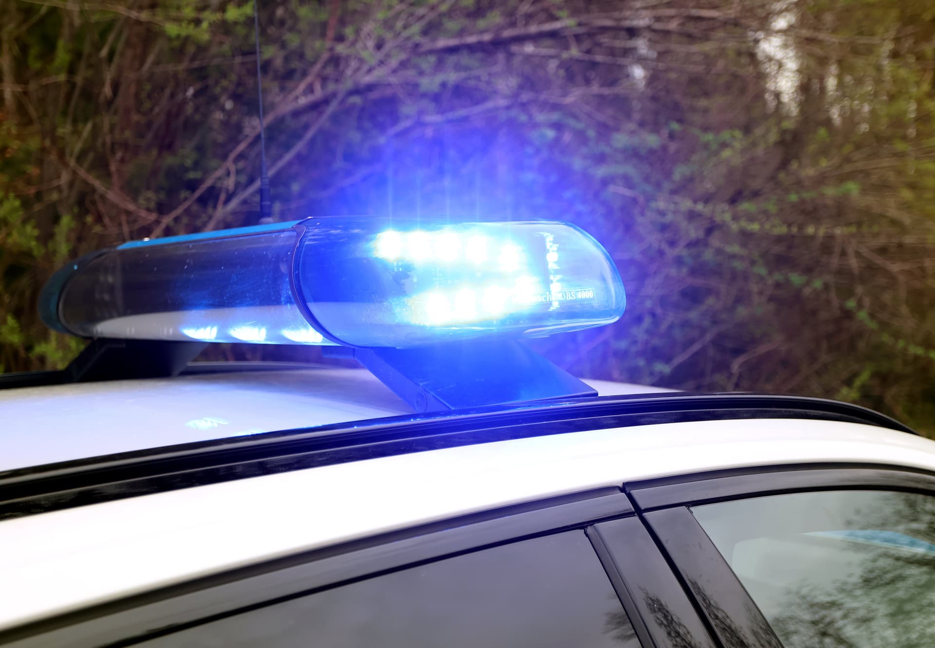 Er wollte einer Frau helfen, die belästigt wurde: 24-Jähriger von unbekanntem Täter in den Hals gestochen
