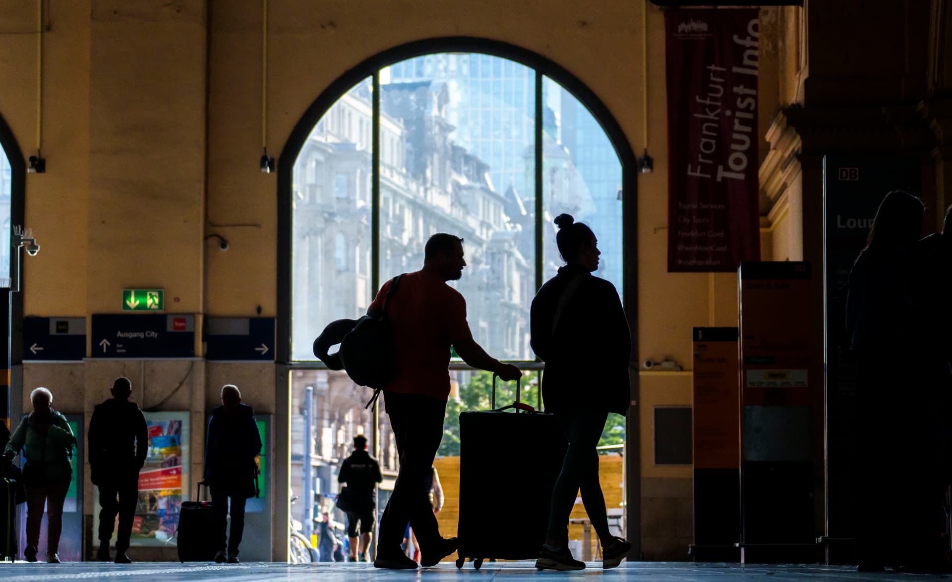 Jeder Vierte muss beim Urlaub sparen, jeder Dritte auf Sommerurlaub verzichten