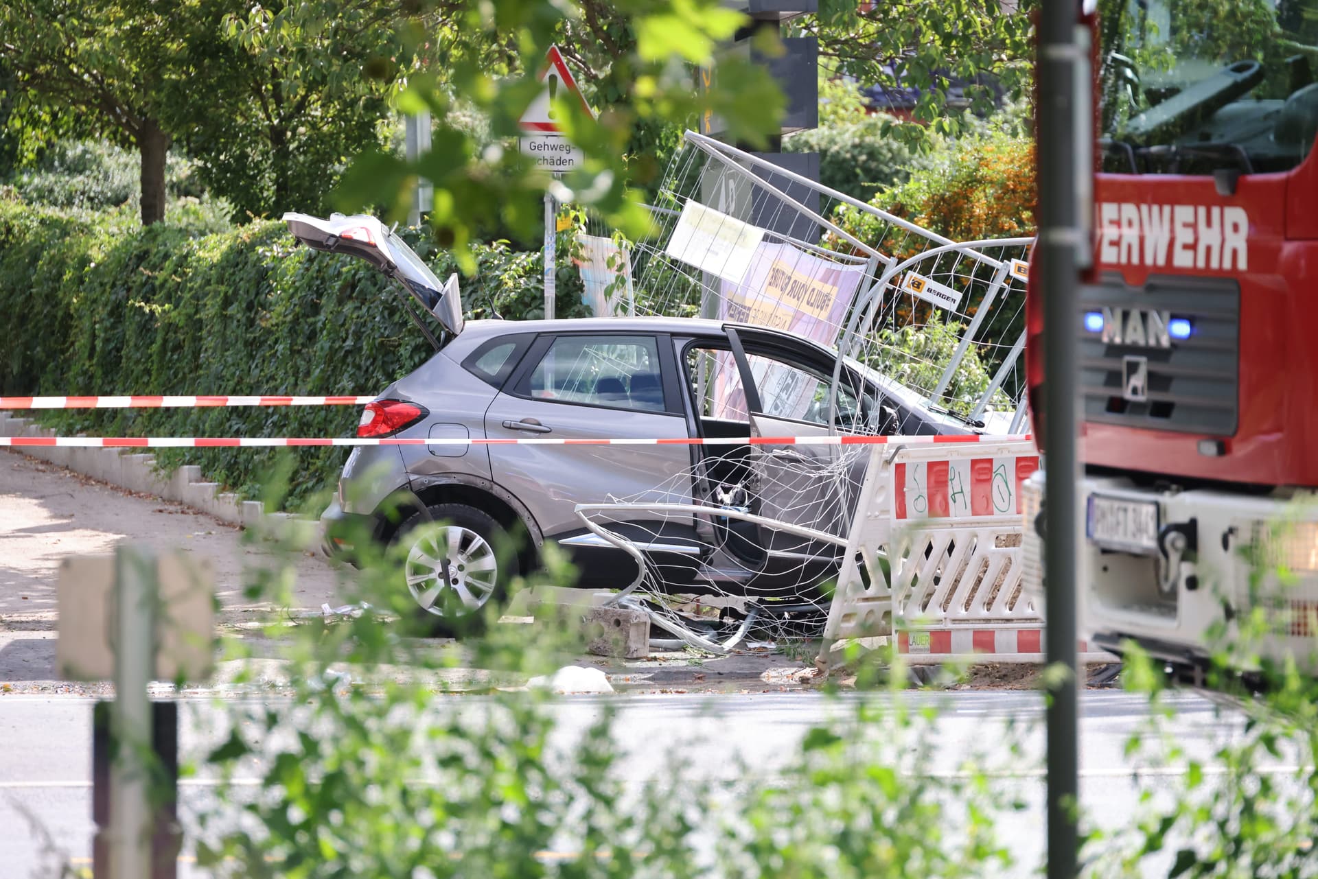 Ein Toter in Berlin: Auto fährt in Menschengruppe – zuvor biss er seinem Beifahrer die Fingerkuppe ab