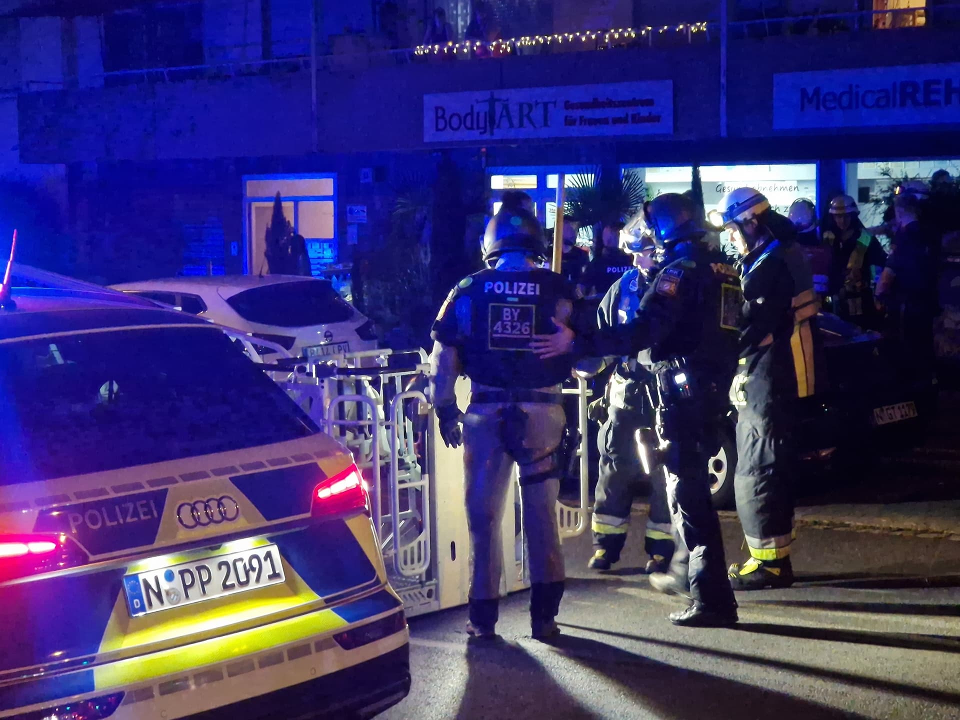Er stach ihr in den Bauch! Frau von Ehemann mit Messer schwer verletzt
