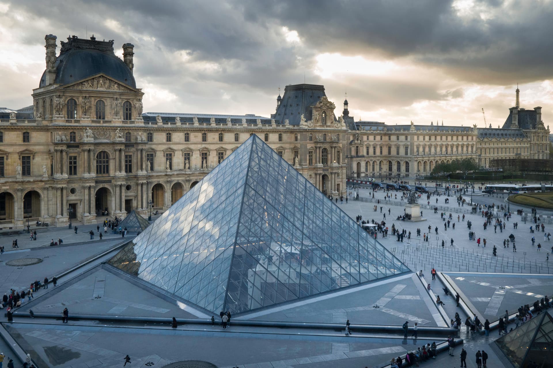 Raub im Herzen der Zivilisation: Wie der Einbruch in den Louvre das Versagen des französischen Staates offenlegt – und warum es mehr als nur ein Diebstahl war
