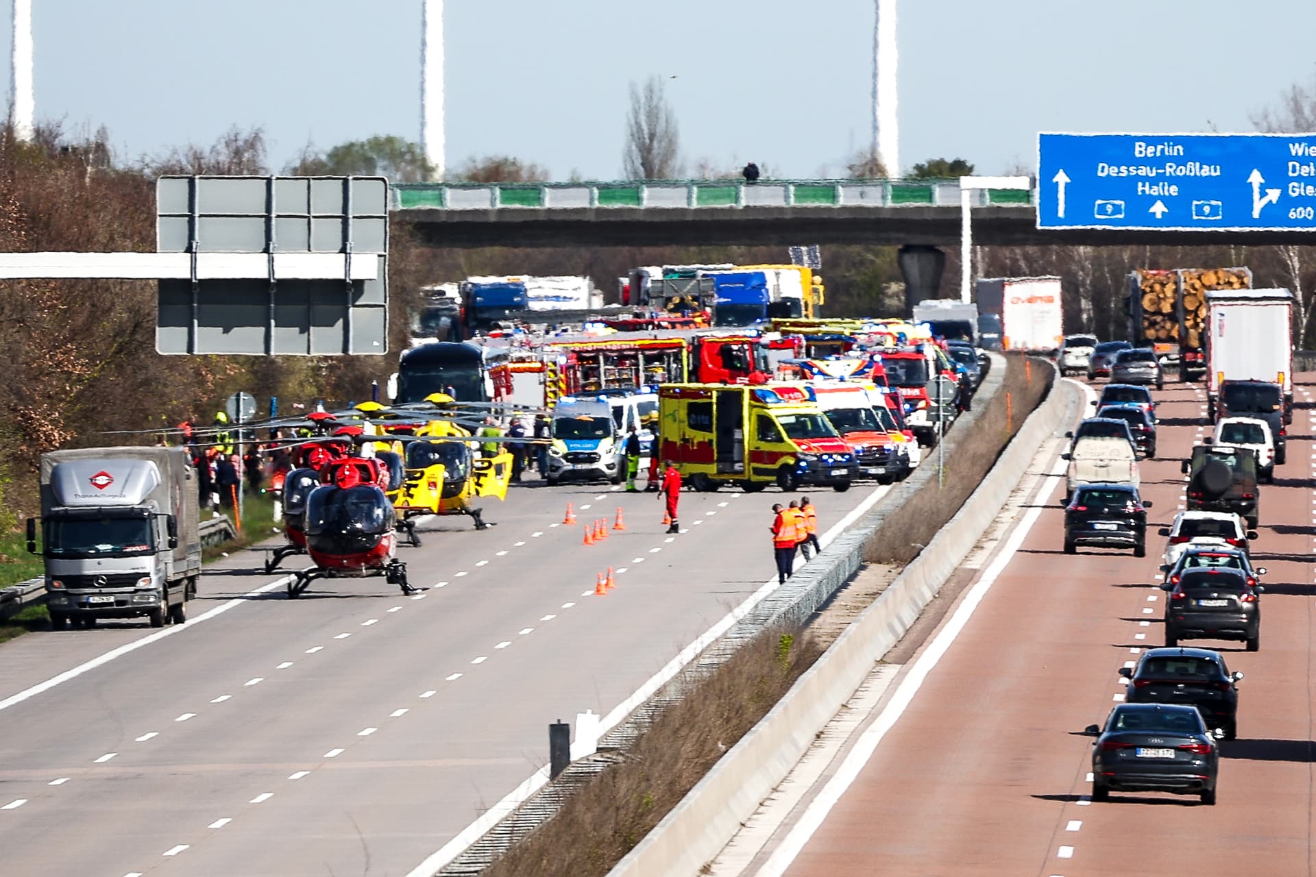 Katastrophe auf der Autobahn! Mindestens vier Tote bei Flixbus-Unfall in Sachsen