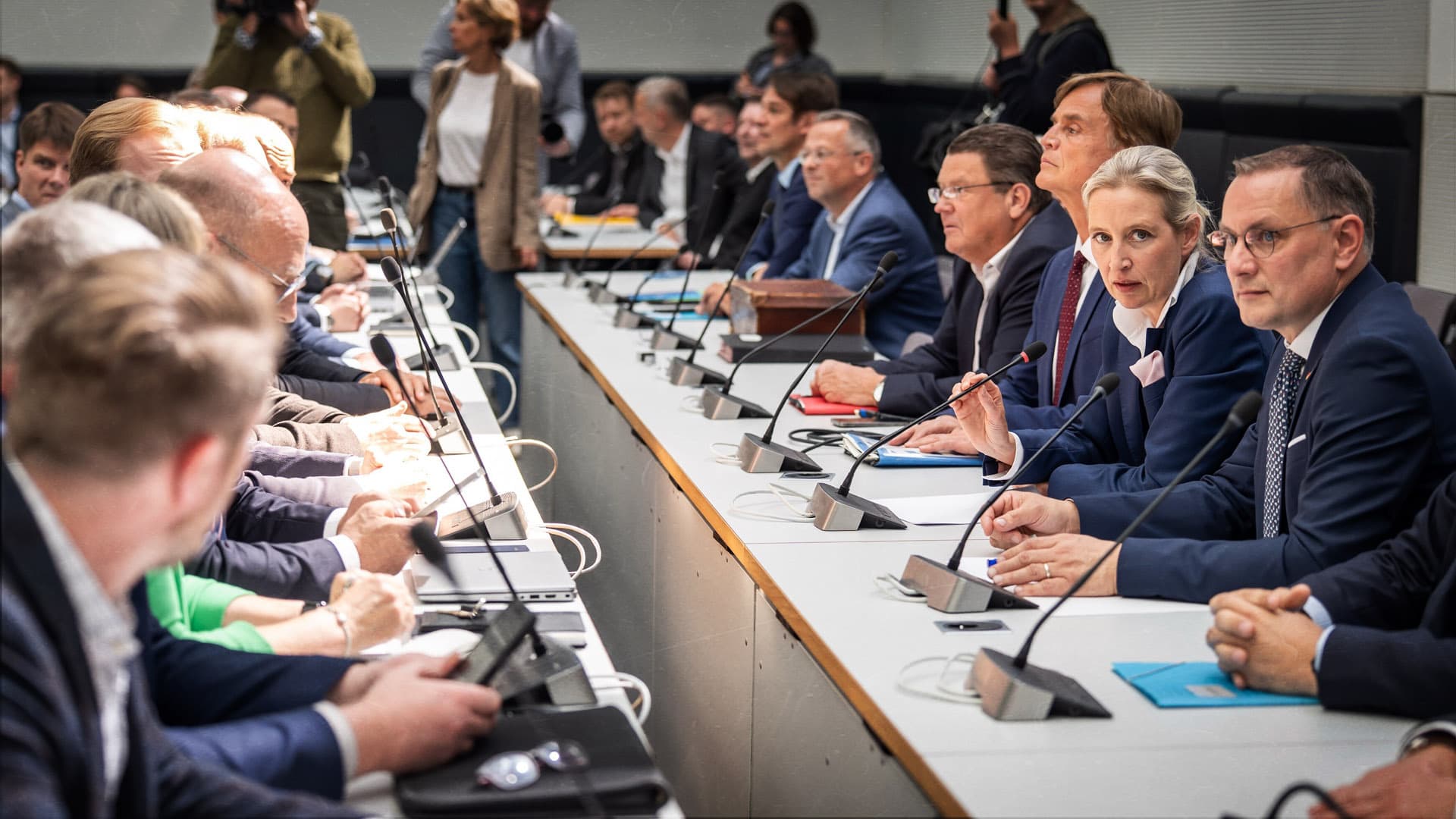 Juristischer Streit um AfD-Sitzungssaal: Warum hat Karlsruhe noch immer keine Entscheidung gefällt?