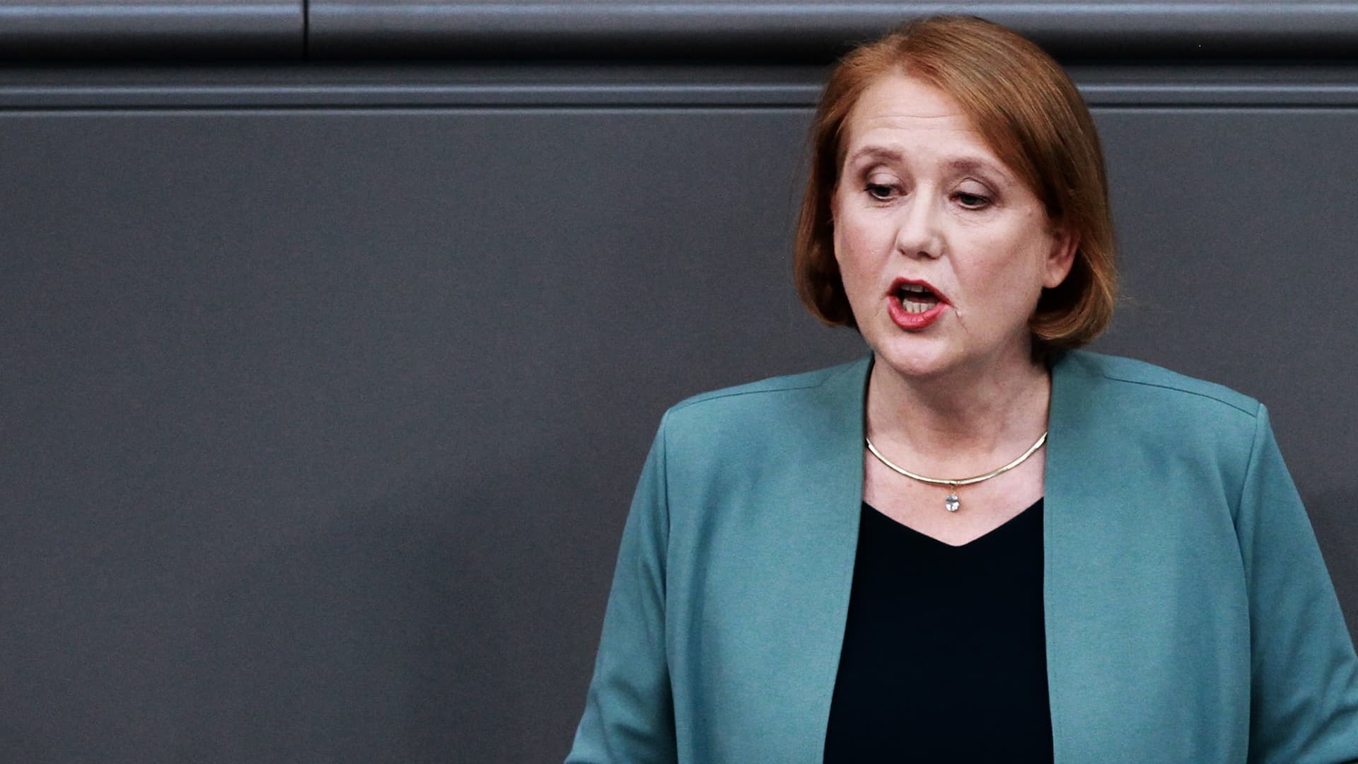 Lisa Paus spielt sich als Deutschlands Ober-Lehrerin auf, die auf die Bürger als Schüler herabblickt