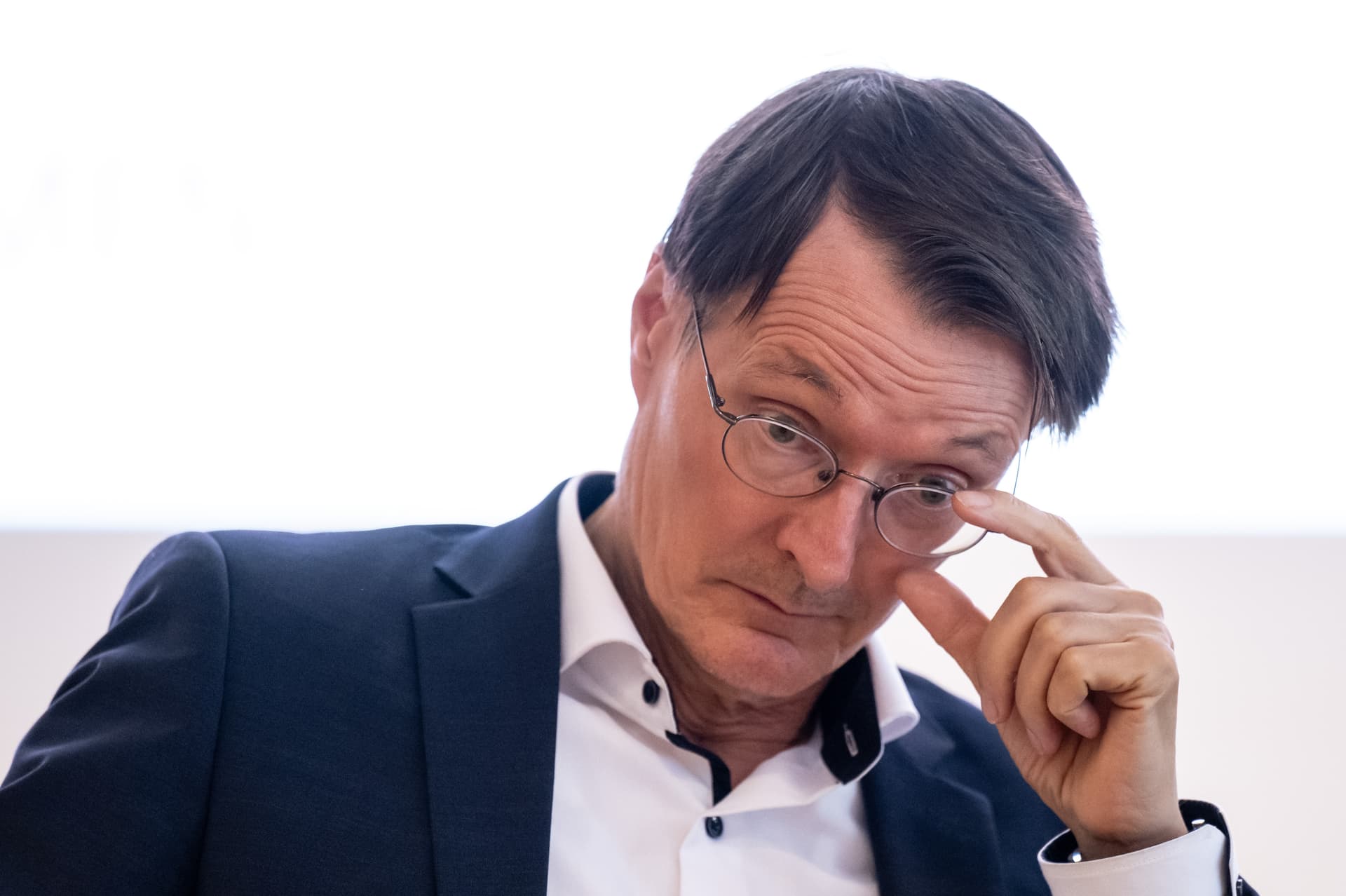 Lauterbach hat gelogen! Gesundheitsministerium gibt zu, dass es politisch Einfluss auf das RKI genommen hat