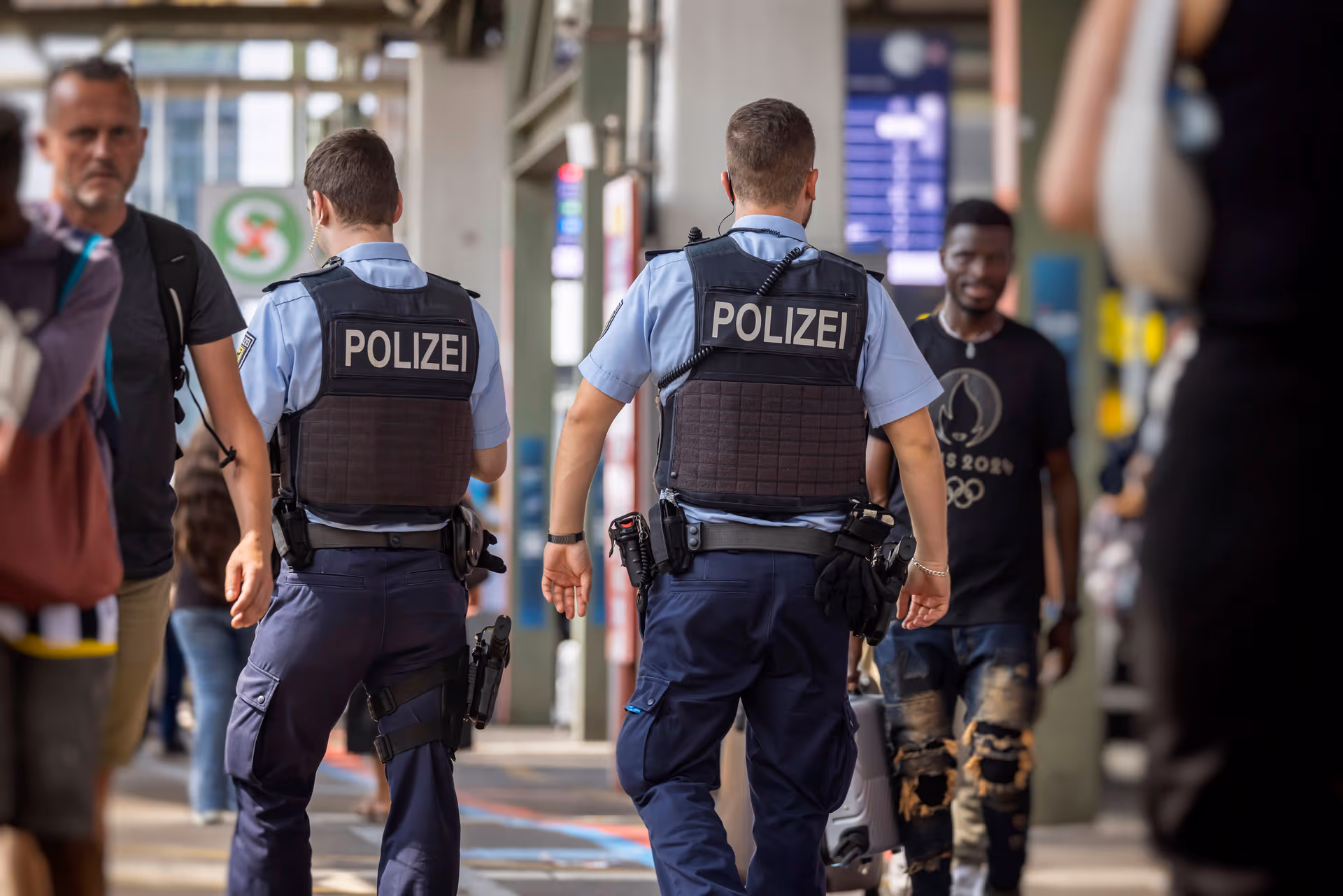 Stuttgarter Hauptbahnhof: 25-Jähriger aus Mali schlägt und tritt Bundespolizisten
