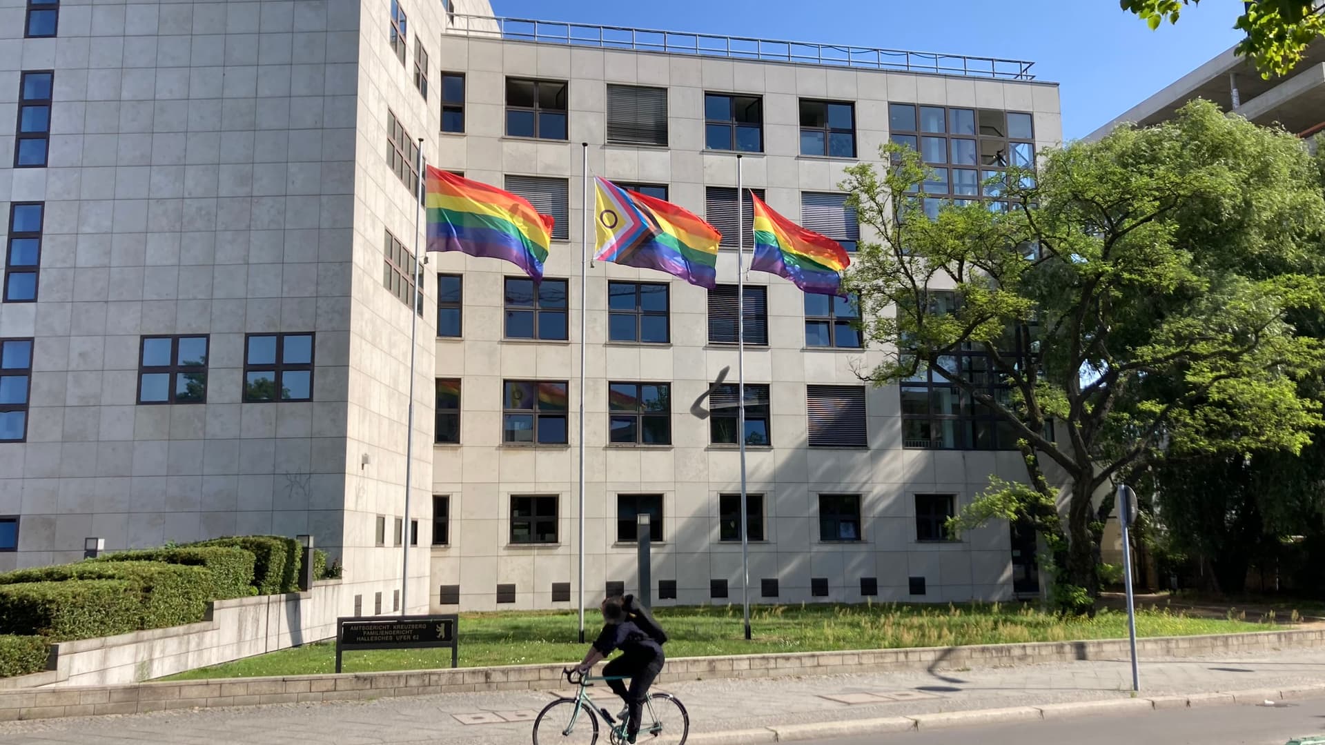 Regenbogenflaggen jetzt auch an Gerichten: Wie neutral ist die Justiz?