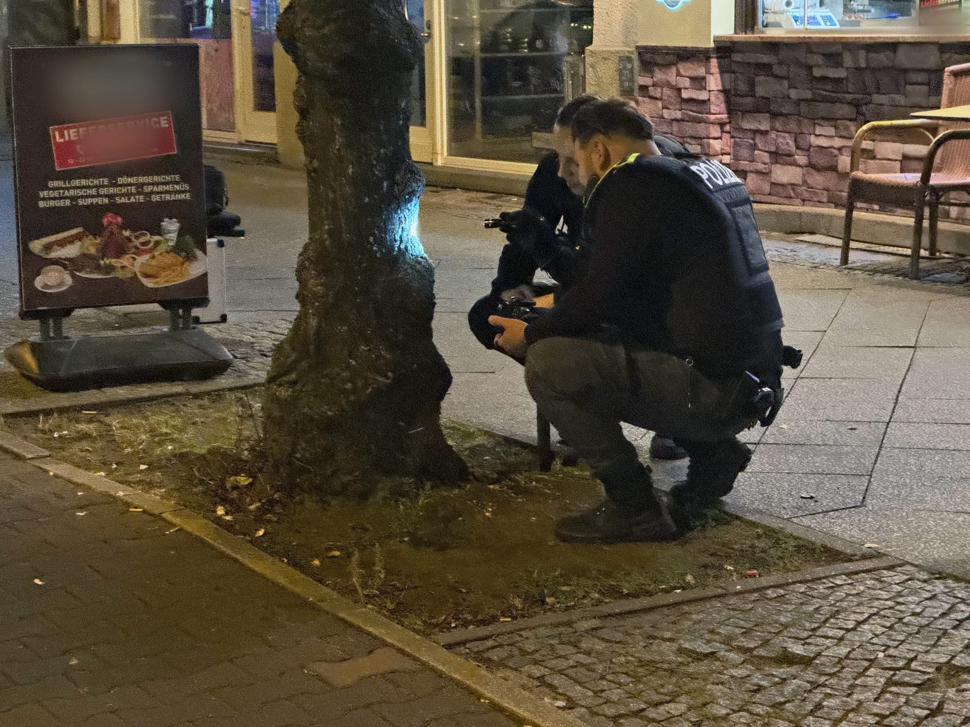 Mitten in Berlin! Türkischer Restaurantbesitzer (45) vor Imbiss angeschossen – Täter auf der Flucht