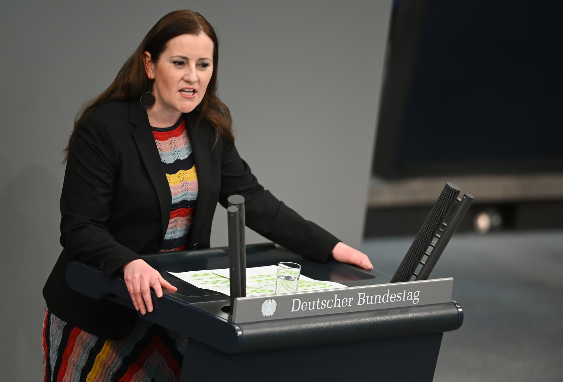 Linken-Chefin diffamiert Patriotismus als „Tumor“