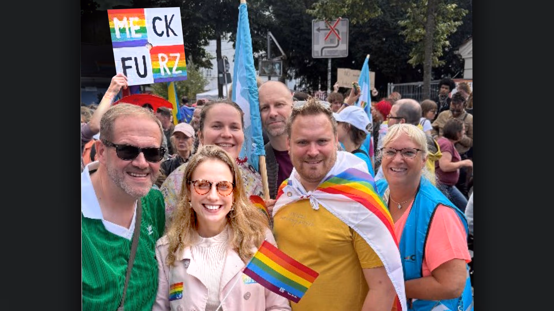 Bremer CDU demonstriert auf dem CSD vor „F*ck Merz“-Plakaten