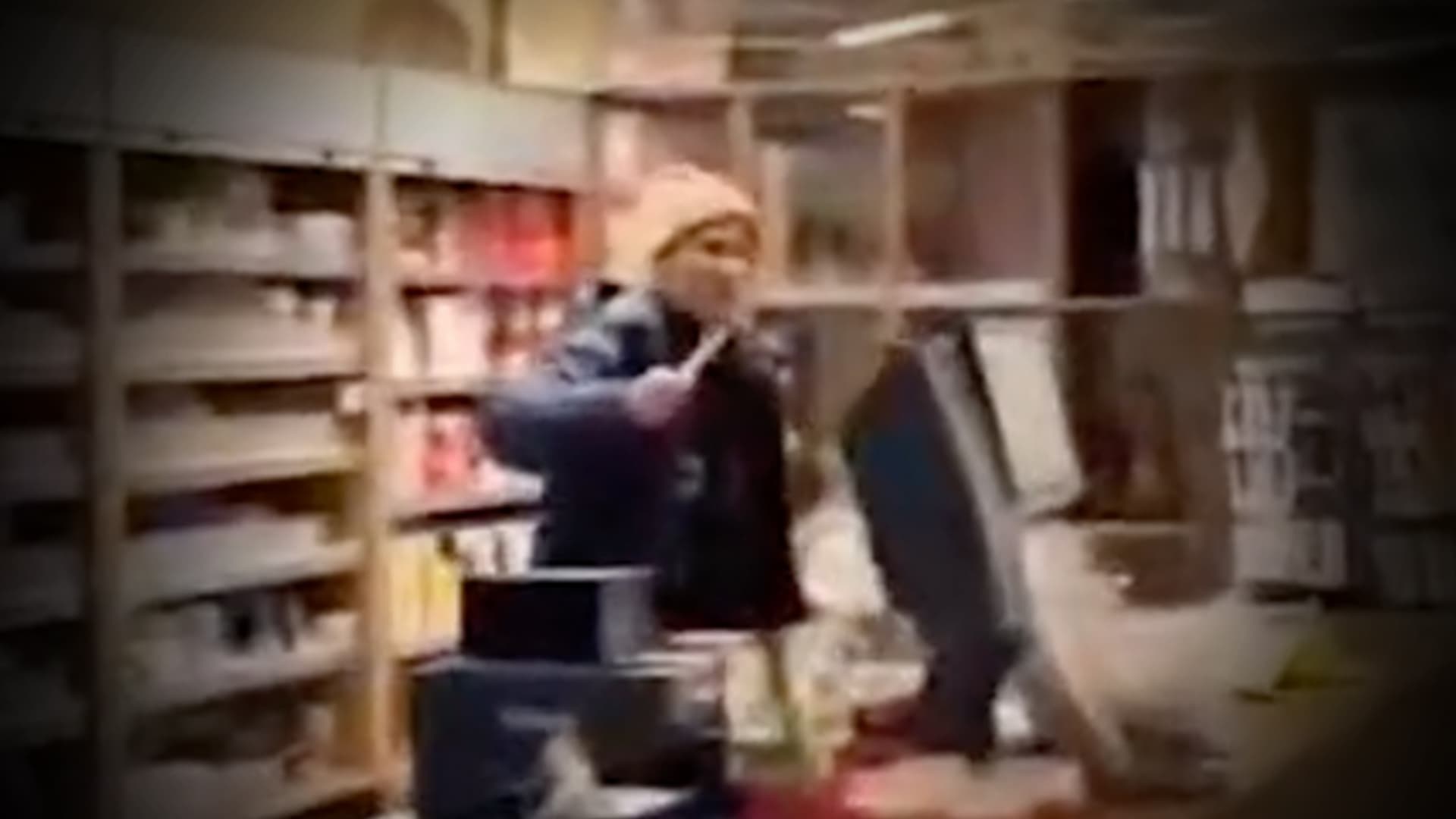 Panische Schreie! Passanten überwältigen aggressiven Messer-Mann in Duisburger Einkaufszentrum