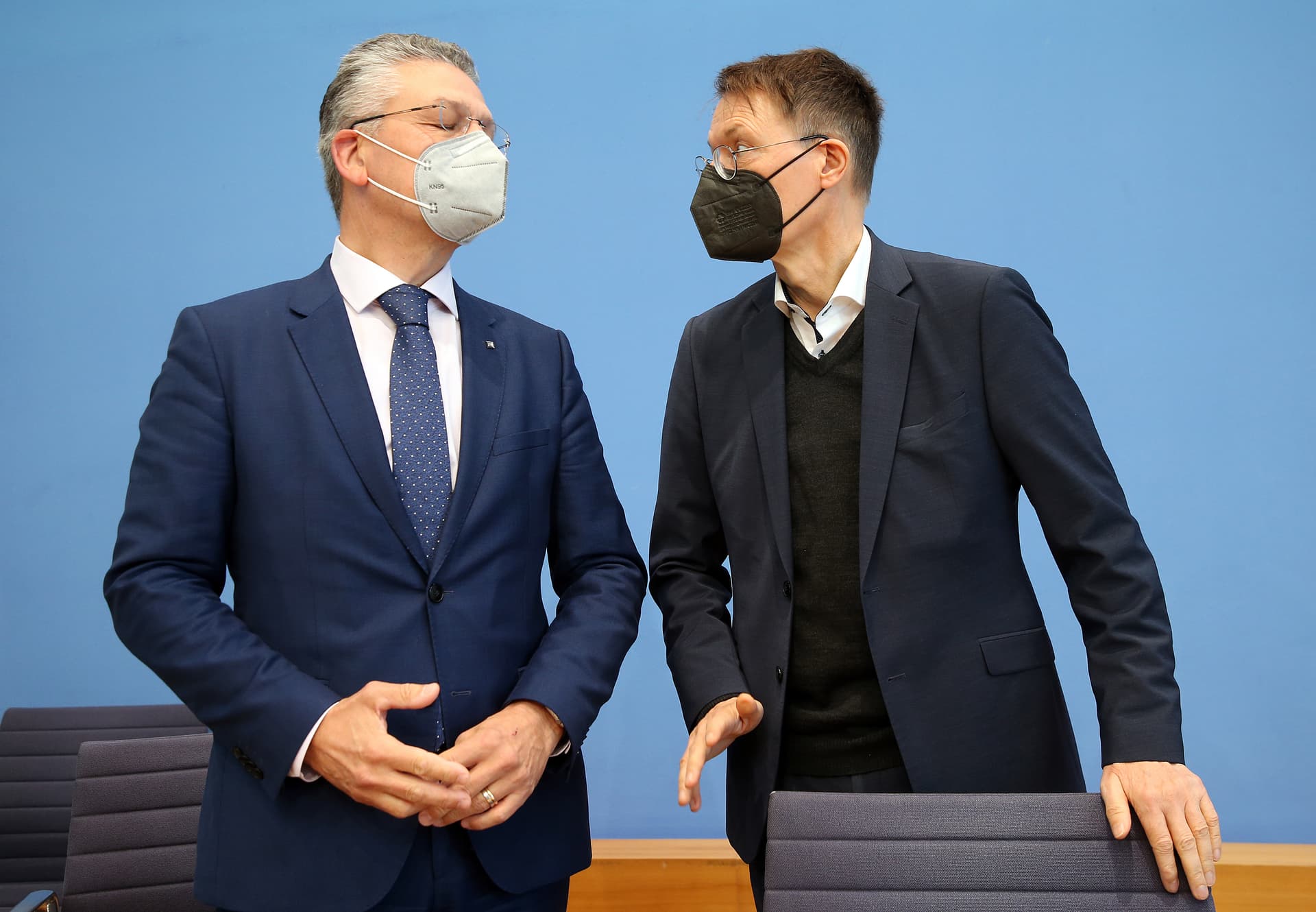 Protokolle des Corona-Krisenstabs – Regierung wusste bereits 2021: „Viruslast bei Geimpften genauso hoch wie bei Ungeimpften“