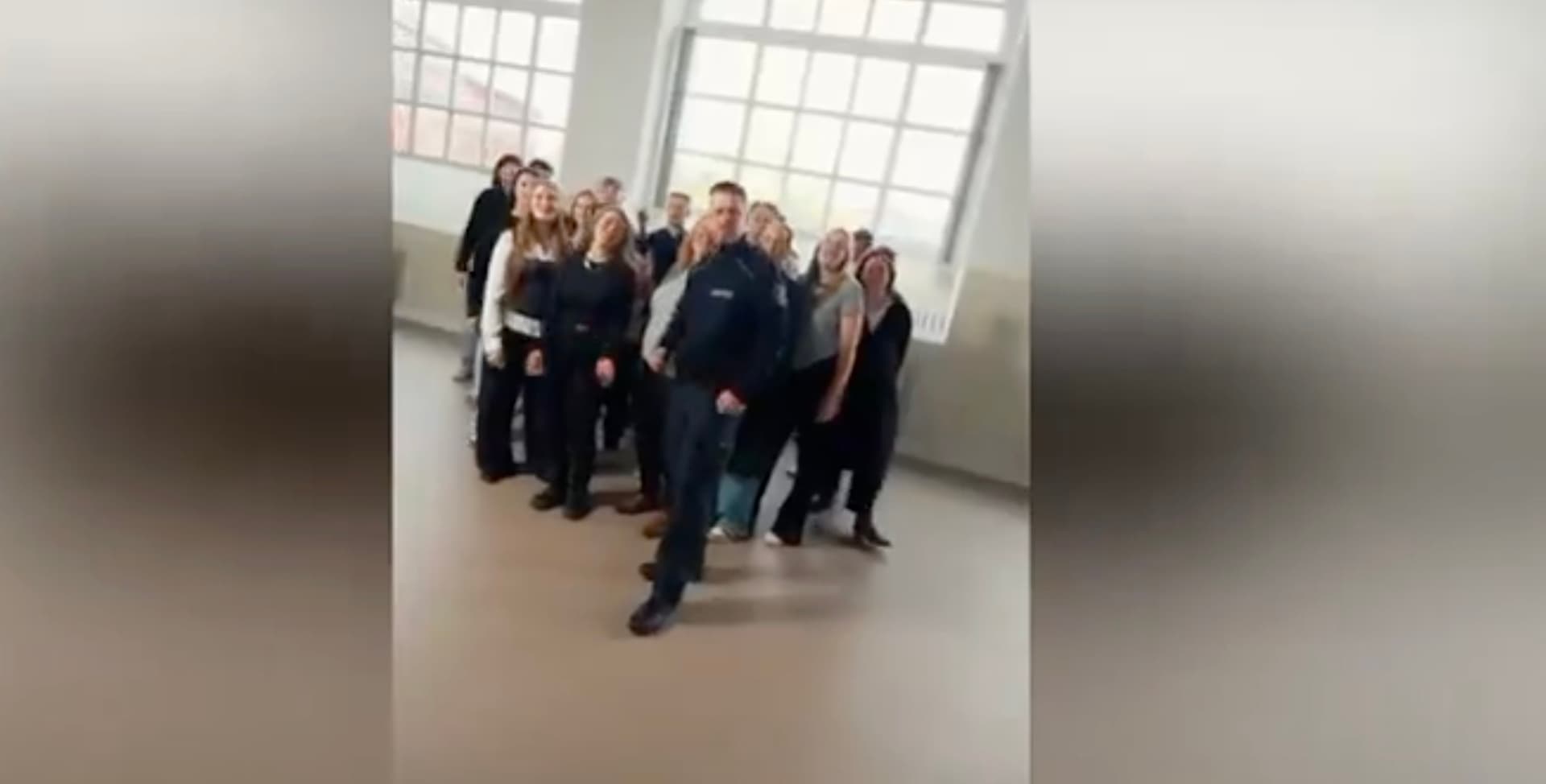 „Bist du bereit für Zusammenhalt, Respekt und Zukunftssicherheit?“: Berliner Justiz wirbt mit infantilem „Youstiz“-Song um Mitarbeiter