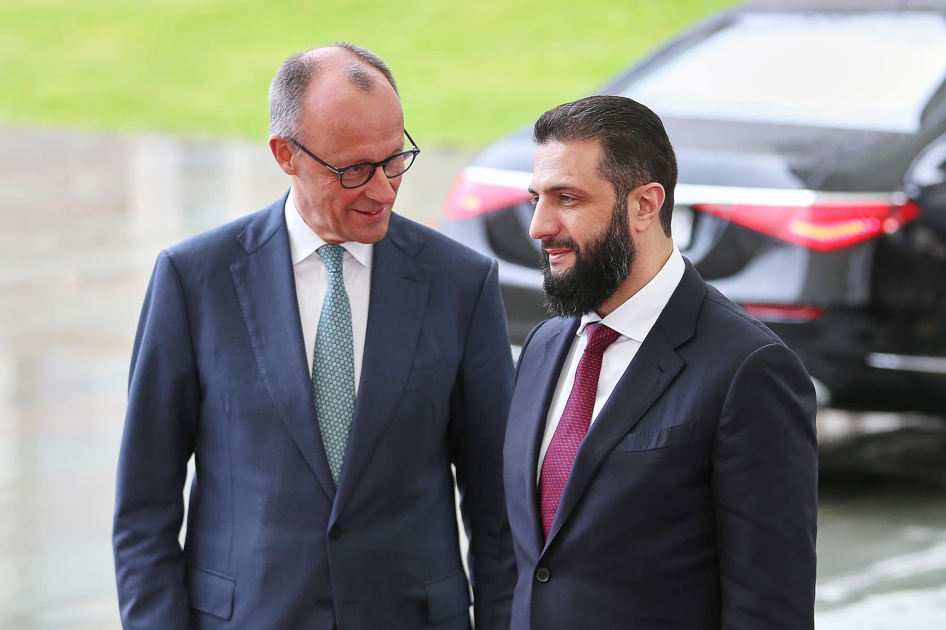 Der Kanzler rudert zurück: Merz schiebt „80 Prozent“-Forderung al-Scharaa zu