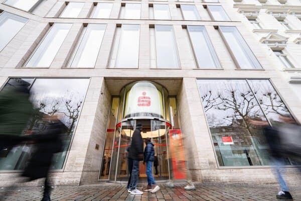 „Sicherheitsvorfall im Schließfachbereich“: Große Menge Gold aus Bonner Sparkasse gestohlen