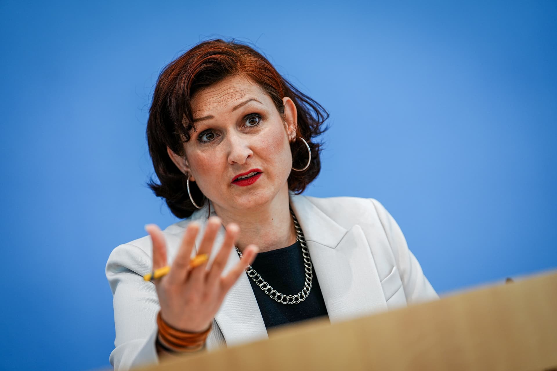 Jetzt bestätigt es sogar die Antidiskriminierungs-Beauftragte: „Kinder werden gemobbt, weil sie Deutsche sind“