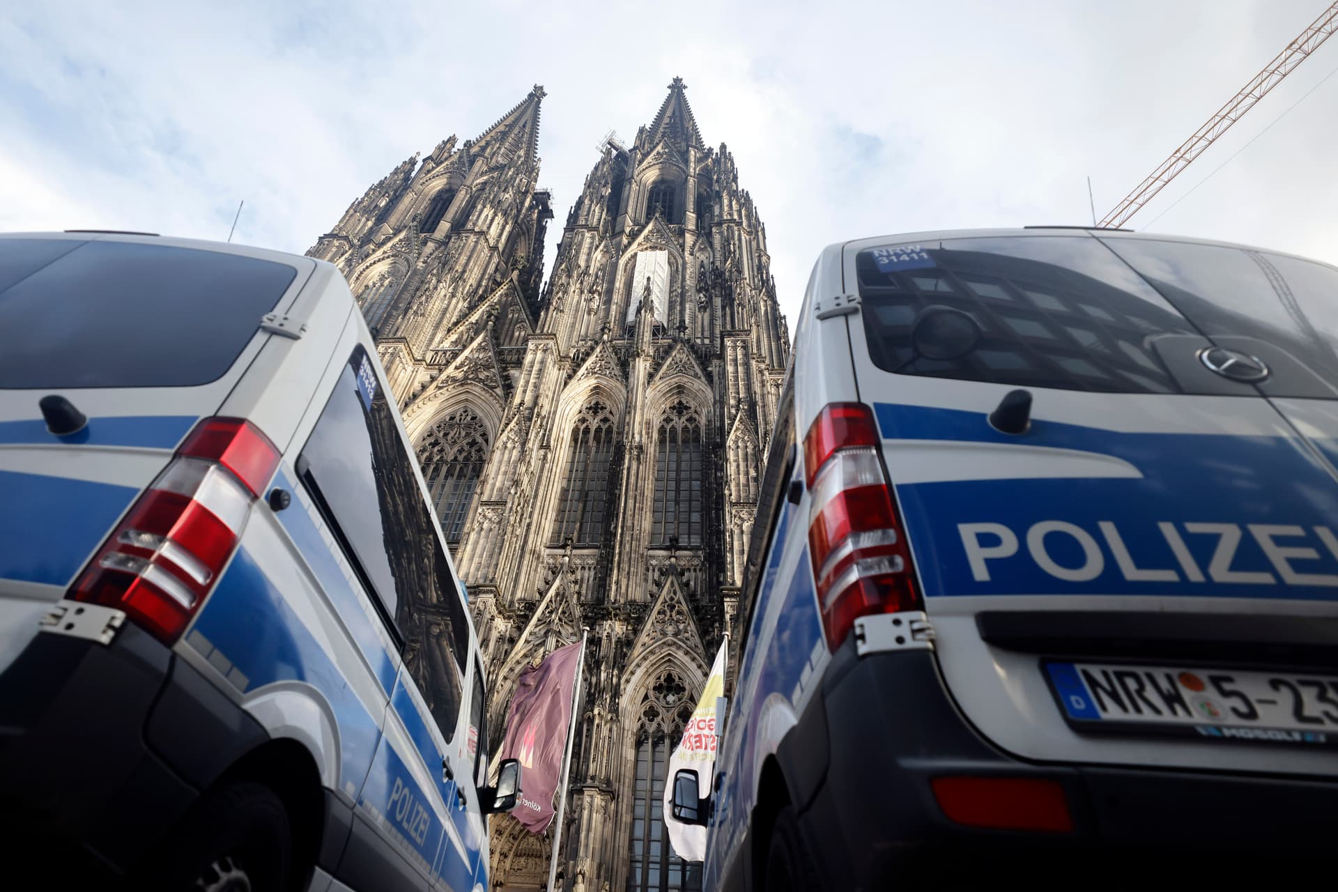 Vor Poldi-Abschied: Fan niedergestochen, Polizisten verletzt