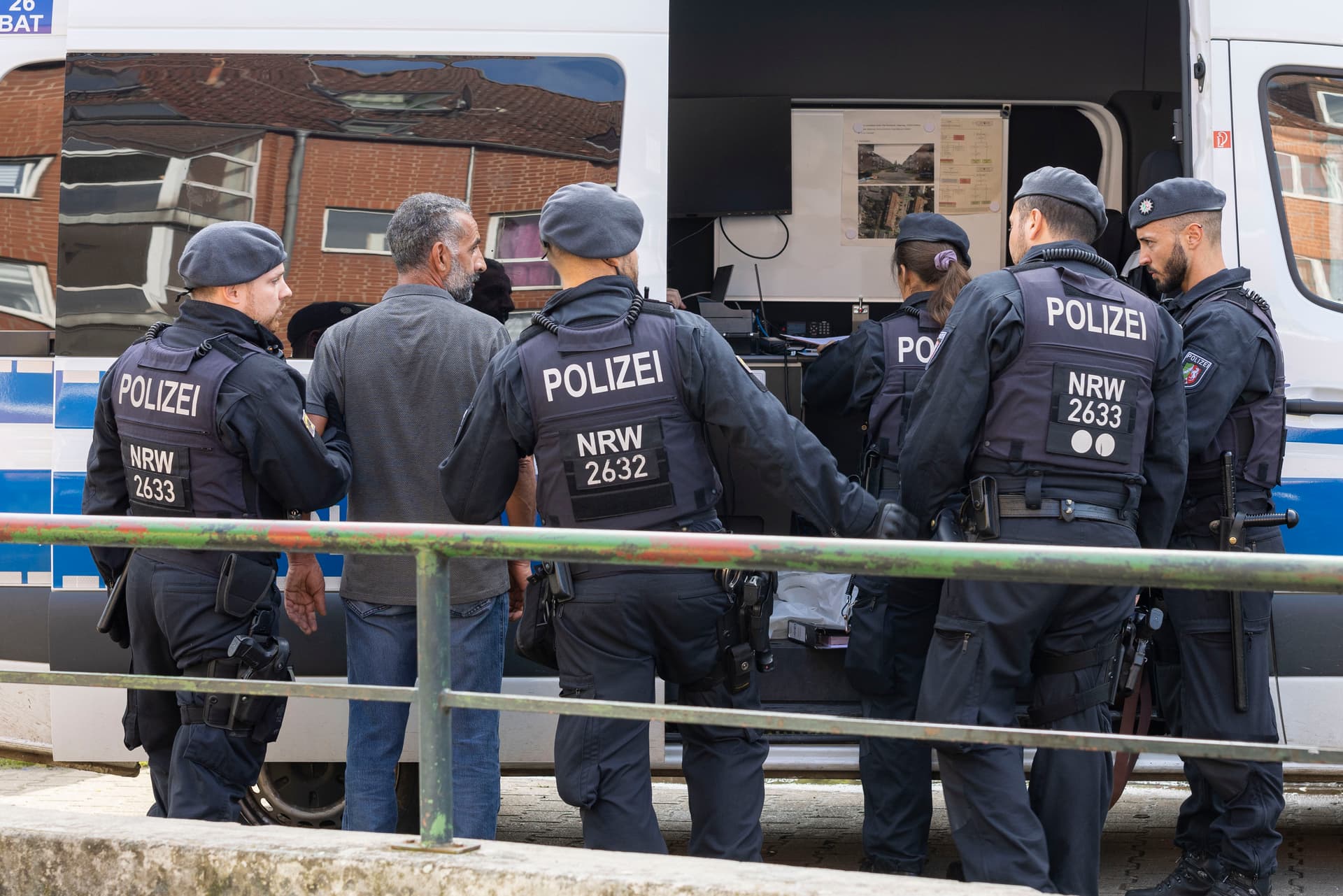Razzia in Duisburg: Sechs Mehrfamilienhäuser wegen Verdacht auf Sozialleistungsbetrug gestürmt