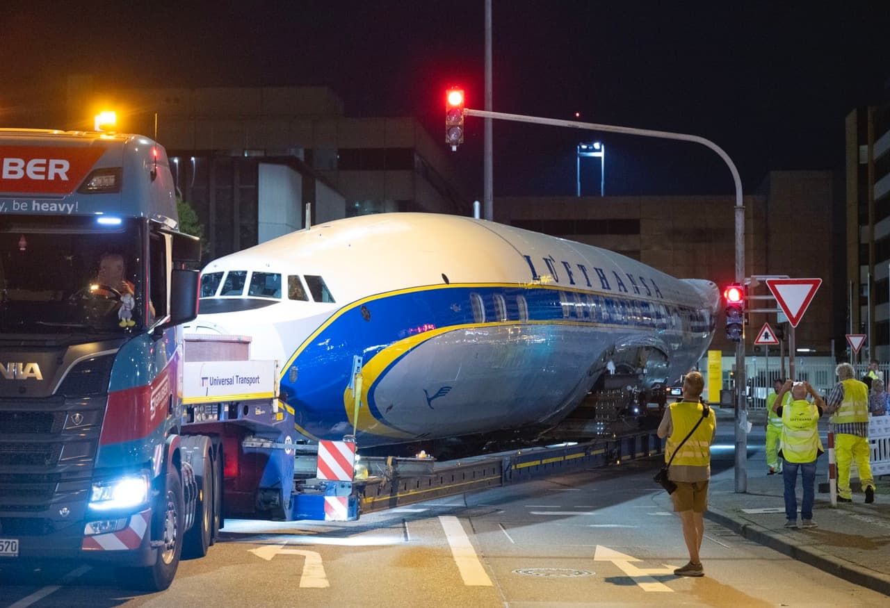 Lufthansa stellt historische Flugzeuge in seiner neuen Zentrale aus