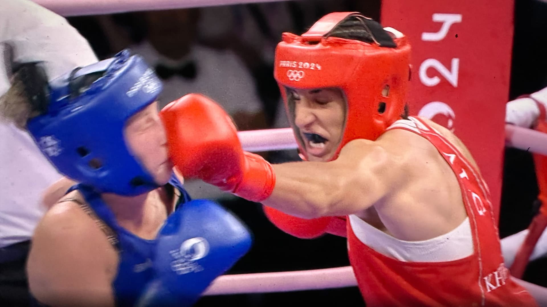 Algerischer Boxer prügelt und ringt sich zum nächsten Sieg gegen Ungarin!