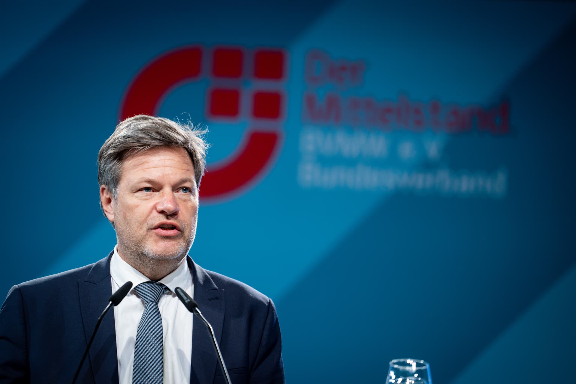 Habeck hält Lobeshymne auf deutsche Bürokratie: „Der Staat macht keine Fehler!“