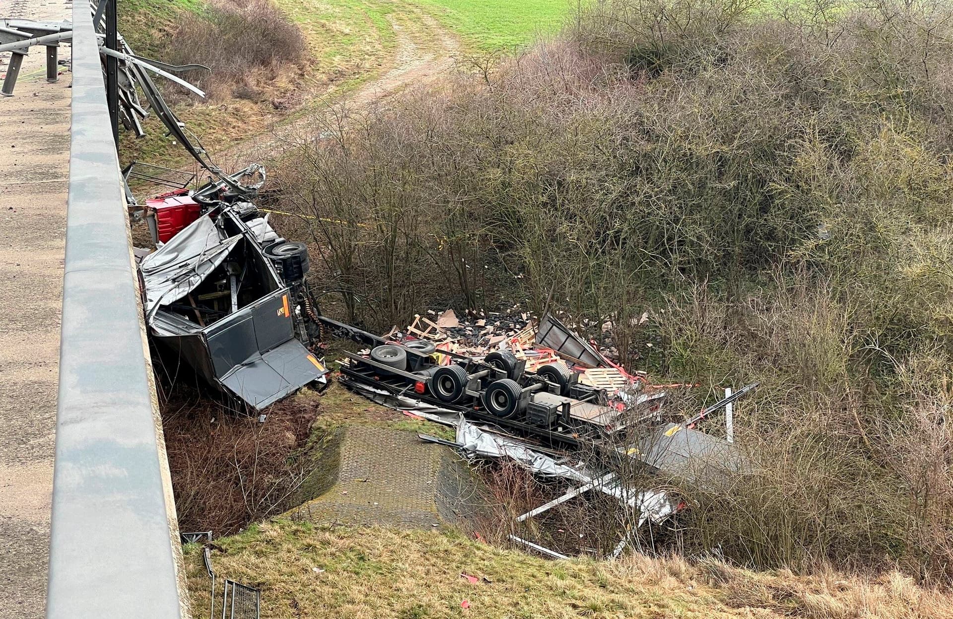 LKW stürzt von Autobahnbrücke – 46-jähriger Fahrer stirbt