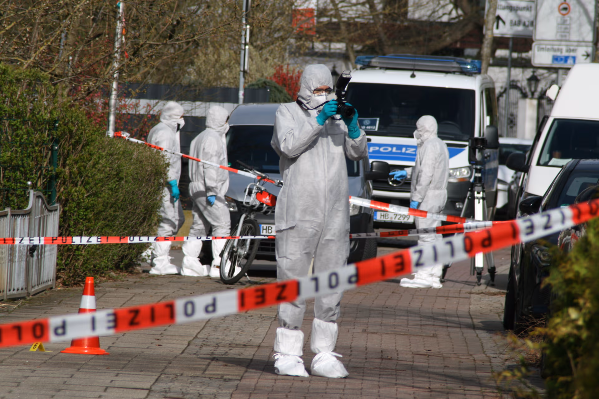 Täter flüchtig: Zwei Personen in Bremen erstochen