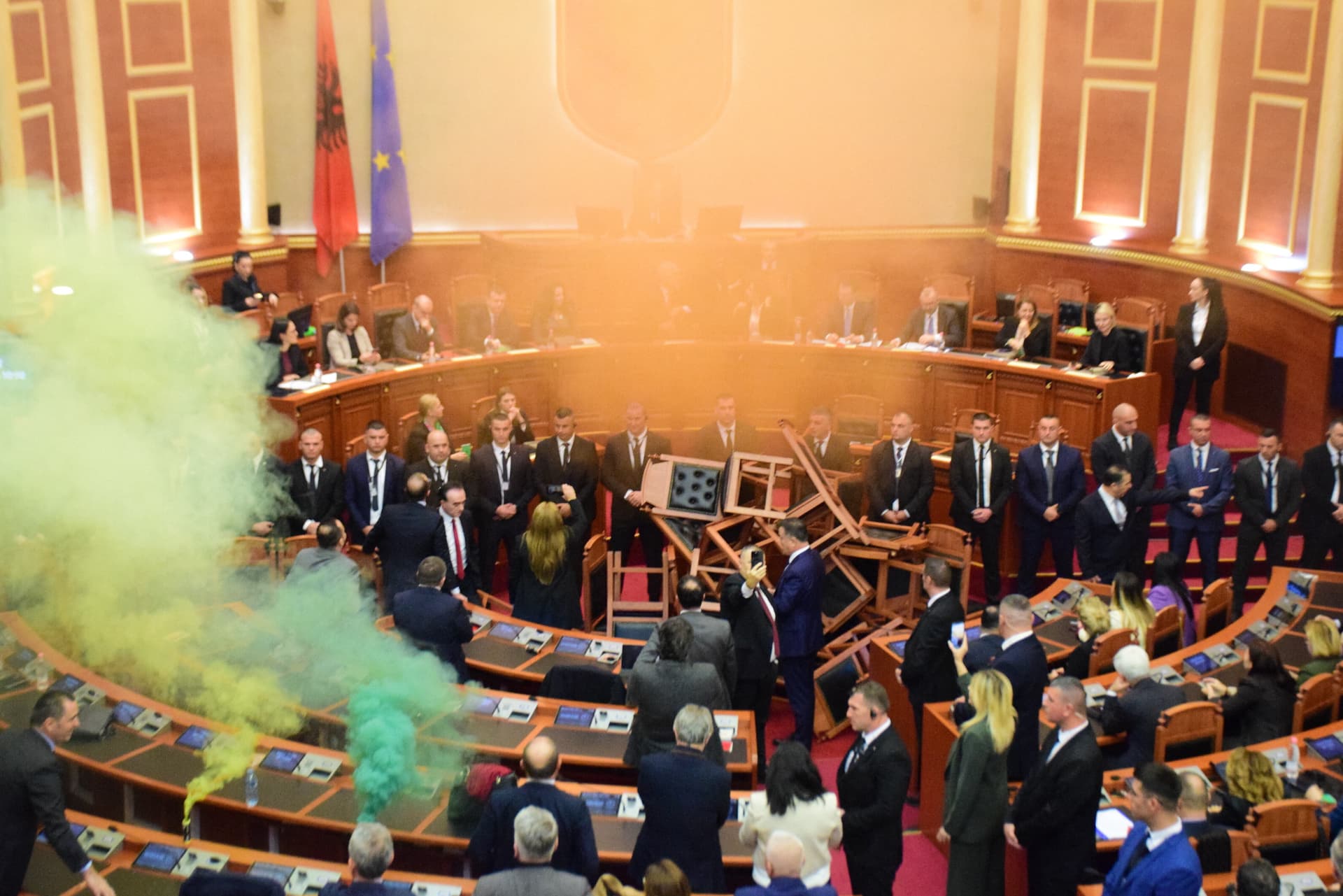Feurige Parlaments-Debatte: So sieht Haushaltsstreit in Albanien aus …