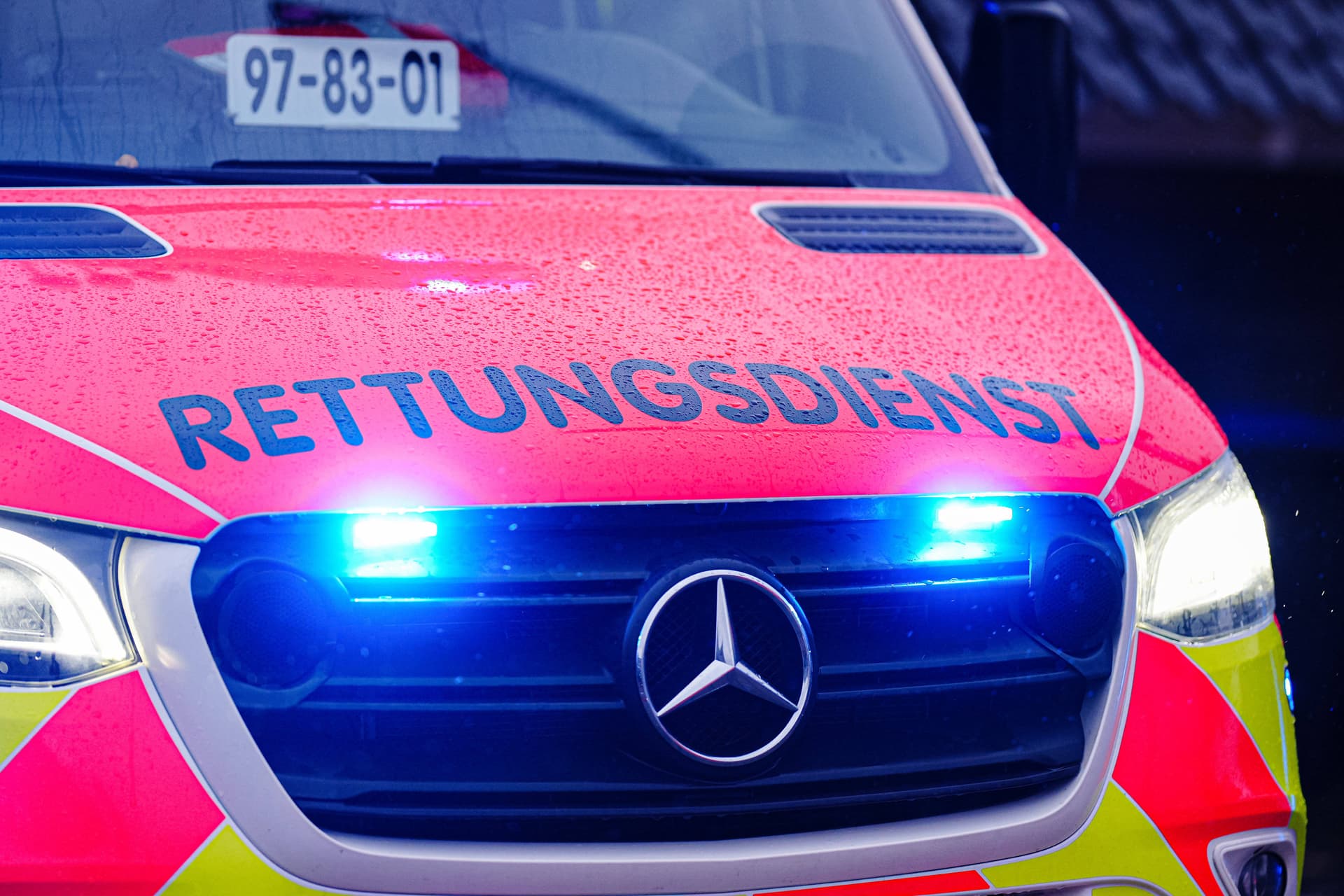 Mann tritt auf Bolzplatz vor den Augen der siebenjährigen Tochter auf Ehefrau ein – Lebensgefahr