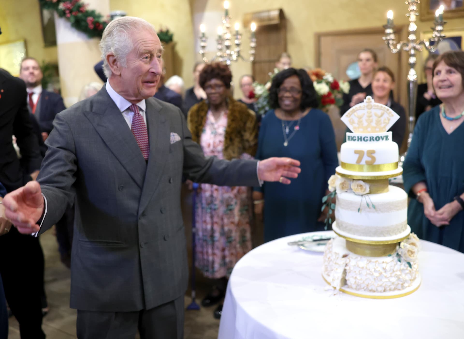 König Charles bekommt Geburtstagskuchen noch vor seinem Geburtstag