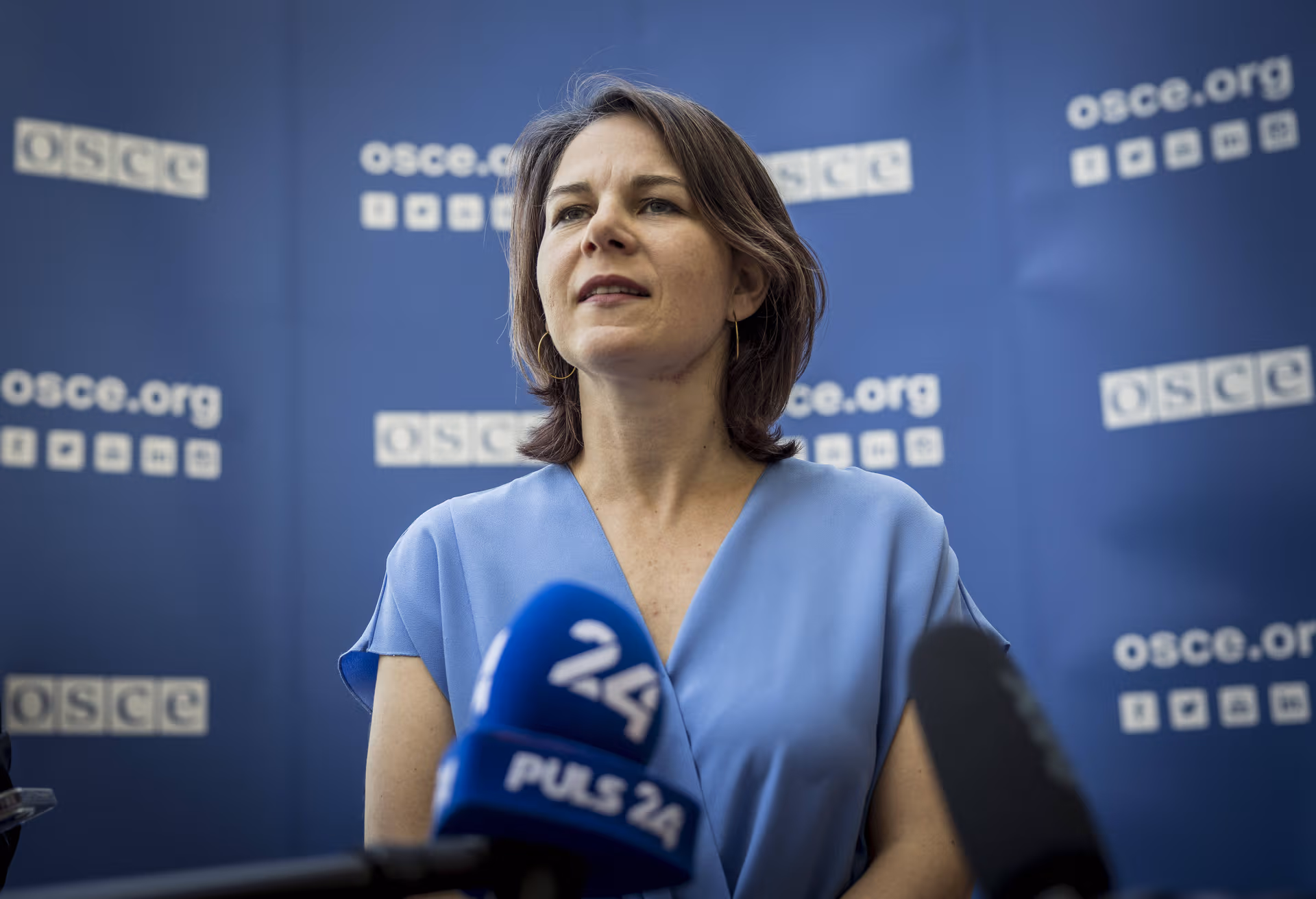 Jetzt auch auf Deutsch: Schwerer Stammel-Anfall bei Annalena Baerbock