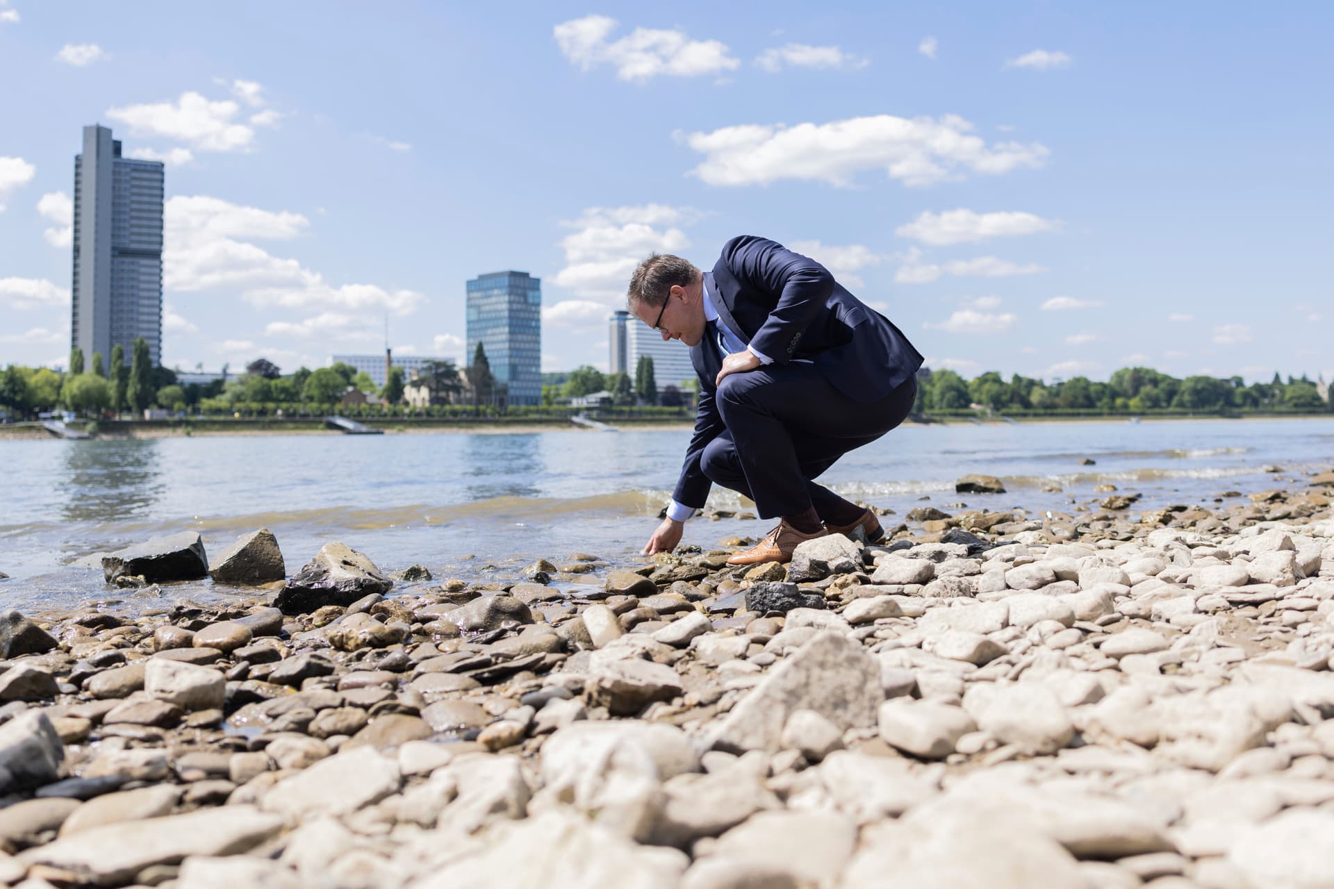 „Auswirkungen des Klimawandels“: Umweltminister Schneider besorgt wegen Rhein-Niedrigwassers