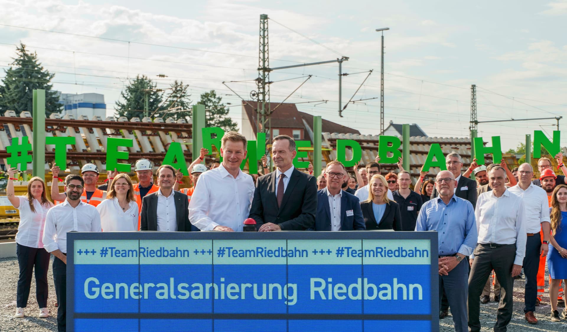 Deutsche Bahn will zahlreiche Verbindungen in NRW streichen … und der Bahnchef lässt sich feiern