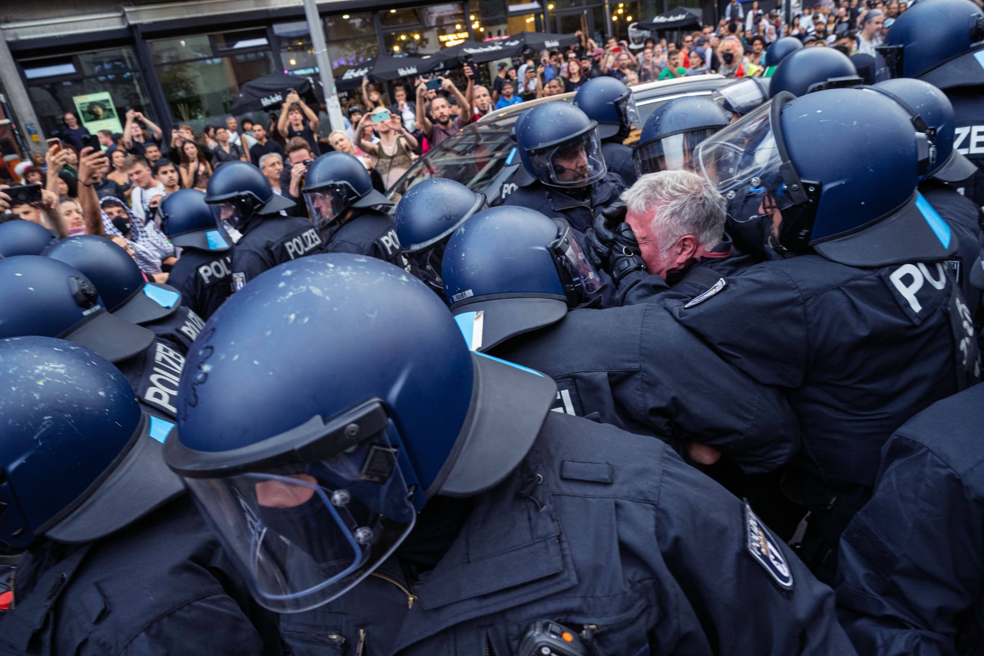 Polizei löst Queer Pride in Berlin auf – 57 Festnahmen