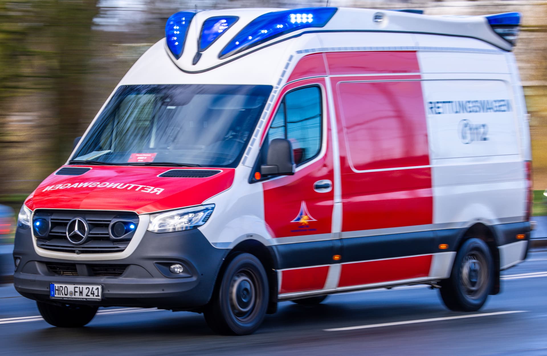 Angreifer tot, Baby kämpft um sein Leben: Algerier (34) sticht auf Frau ein und springt mit Säugling aus dem 10. Stock