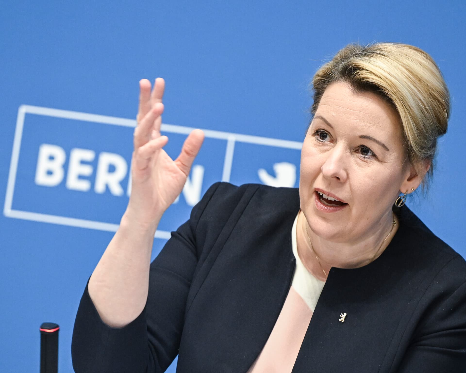 Erste SPD-Politikerin gibt zu: Neue Mega-Schulden sind für Migranten!