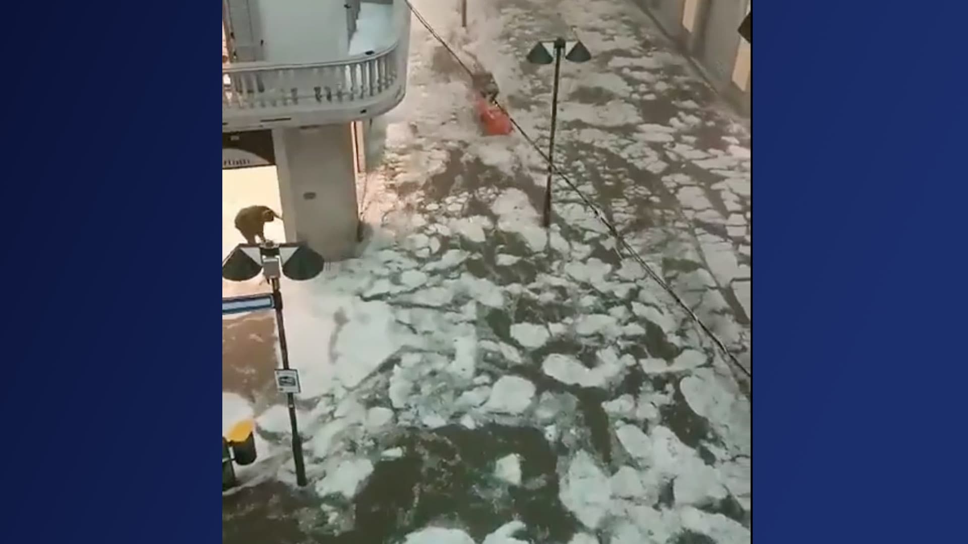 Mitten im Sommer: Hier fließen Eisschollen durch Italien