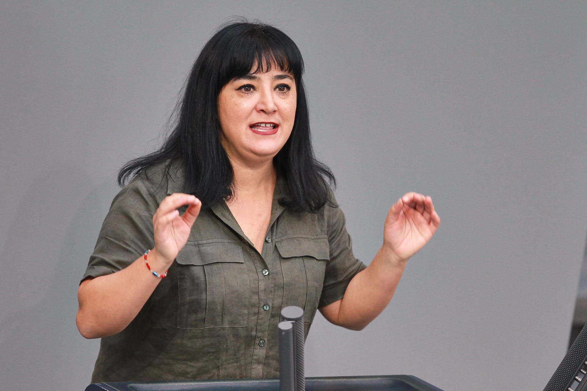 Von wegen rassistischer Übergriff: Angetrunkene Linken-Politikerin soll Weinflasche auf VfB-Fans geworfen haben