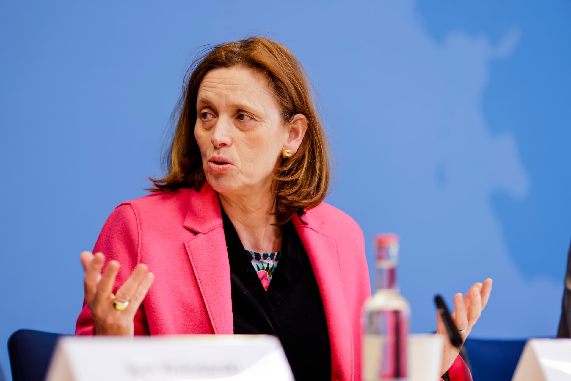 CDU-Vizechefin Prien: Asylbewerberzuzug auf Dauer nicht zu bewältigen