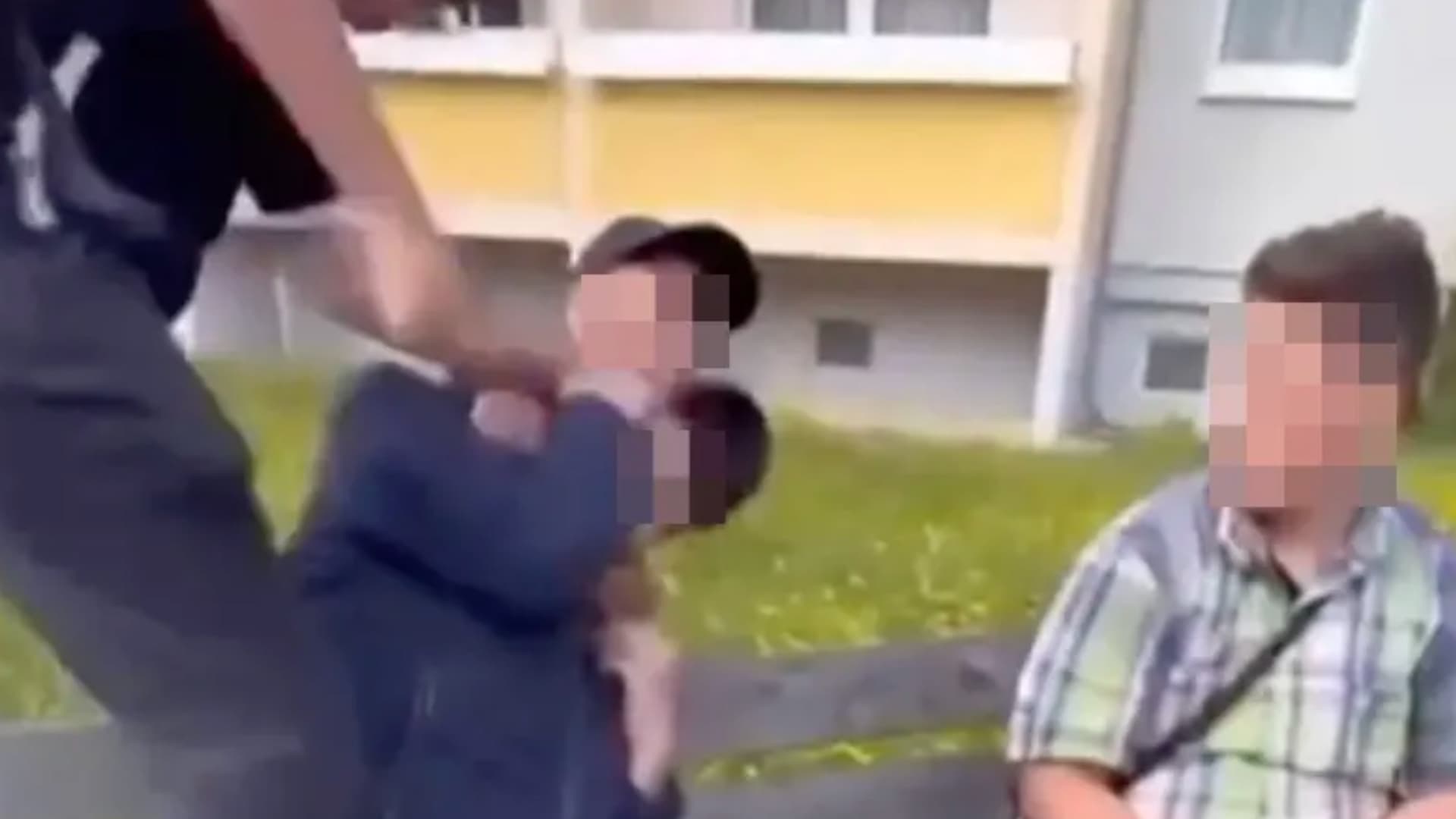Erschütterndes Gewalt-Video aufgetaucht: Syrische und afghanische Jugendliche quälen deutschen Jungen (14) und filmen alles