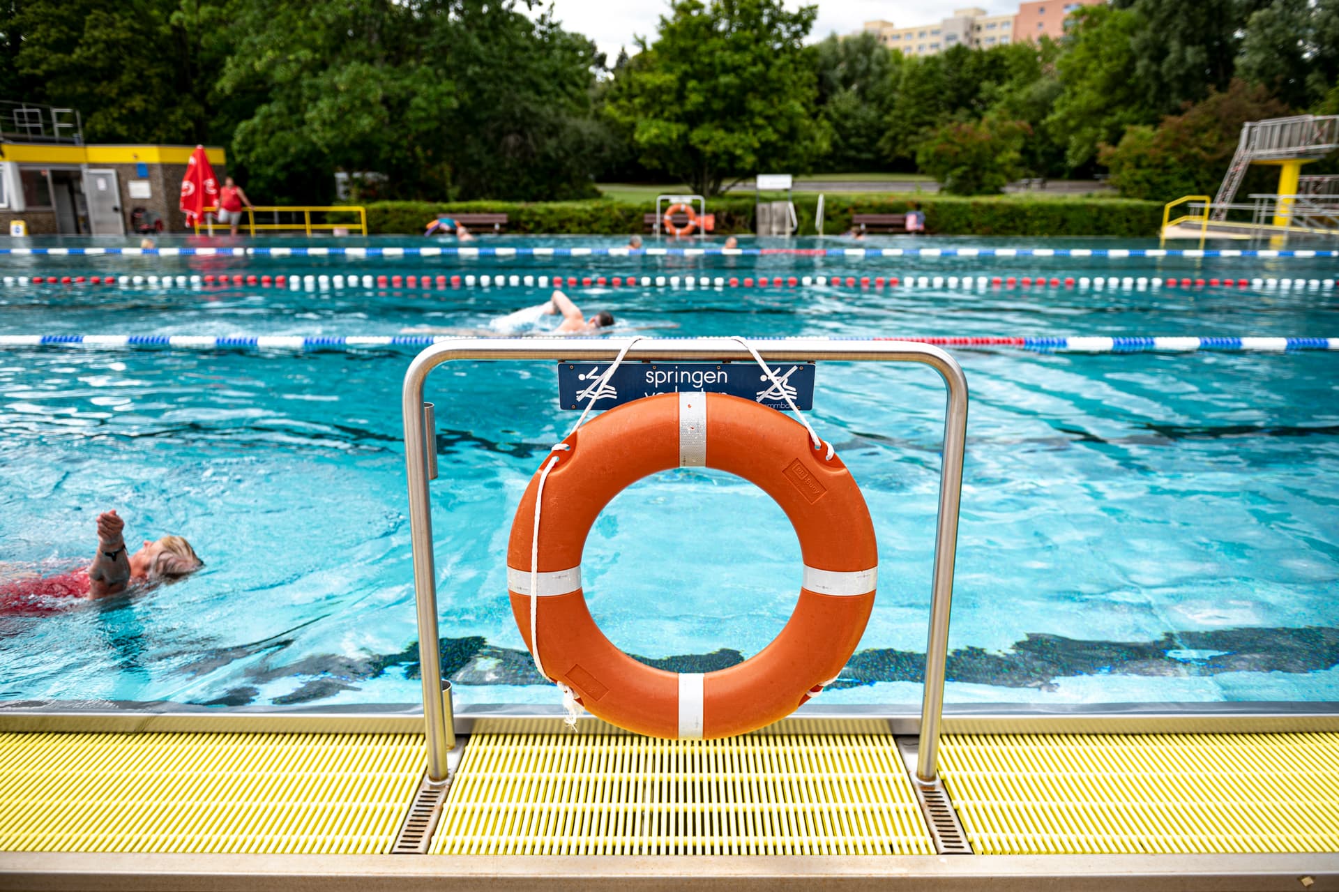 Schlägerei in Berliner Freibad: 20 Jugendliche gehen auf zwei Brüder los