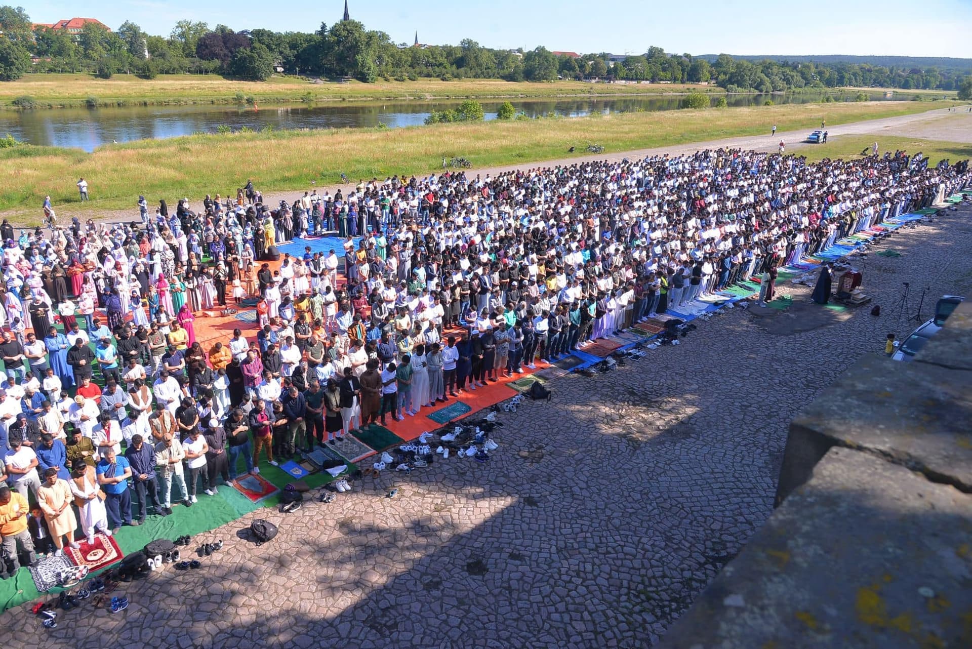 Islamistische Landnahme am Dresdner Elbufer: Hunderte Muslime folgen Muslimbruderschaft und skandieren „Allahu Akbar“