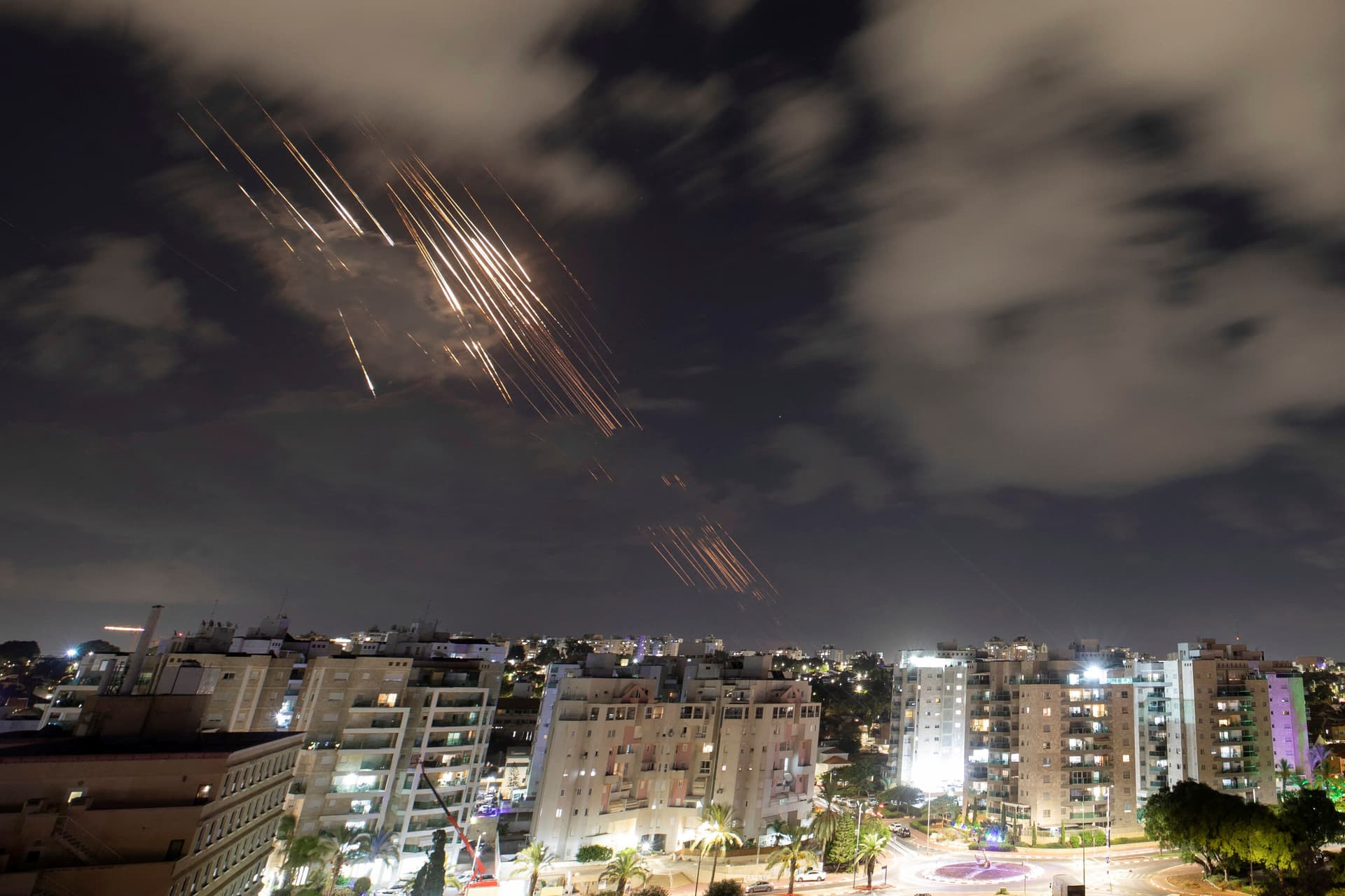 Großangriff aus Teheran: Iran verschießt hunderte Raketen, dutzende Einschläge in Israel