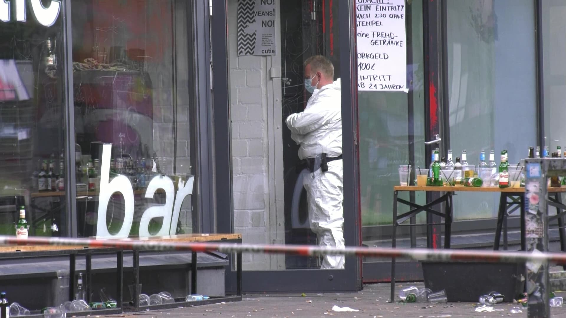 Syrer verübt Messer-Anschlag auf Studenten-Bar in Bielefeld! +++ Tatwaffe „Stock-Degen“ +++ Viele Schwerverletzte, zwei Menschen in Lebensgefahr +++ Brennbare Flüssigkeit und Waffen in Rucksack des Täters